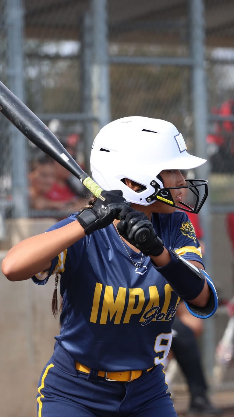 Lauryn Gamez ( @fw_tx.lolo ) 2028 UTL, Since Lolo comes from Richland Hills we decided to take more time to make it worth her trip to Houston! For this 2 hour session we emphasized two huge things that will help all 3 sides of the game.. mental, physical and visual. #1 focus was on refining her visual mechanics to enhance performance. Postural adjustments were made, aligning her head more closely with her shoulder rather than her elbow, which allows her to see the entire field and improve ball tracking, this would tie into visual awareness, binocular vision and DVA. To see the difference made in her visual within the swing we implemented some @_maxbp training with both regular white balls along with switching colors to train the eyes even more! # 2 Back foot was also adjusted to serve as an output for force generation during the swing, rather than an input for initiating movement. The resulting effect was an increased barrel whip, leading to an increased success rate in gameplay scenarios.