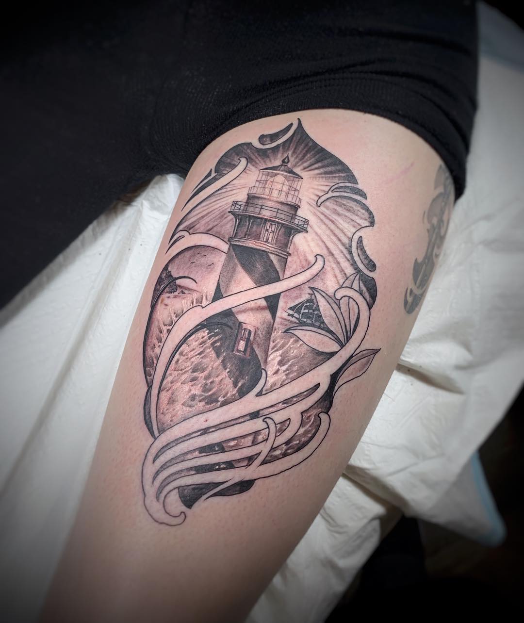 🌊⛵️🌋 - so rau und stürmisch das Wasser auch sein kann, manchmal reicht ein kleines Licht am Horizont, um einen sicher in den Hafen zu leiten... 😉 Denkt mal drüber nach... Dankbar darf ich sagen, @the_eden_rose ist meins ☺️