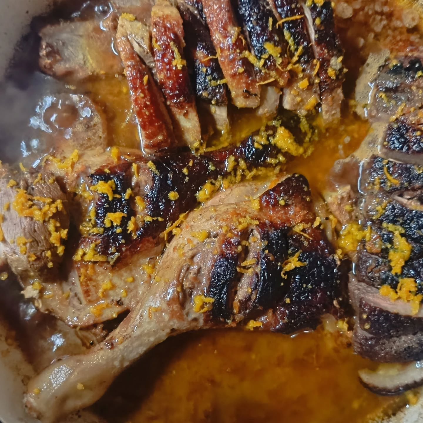 🇺🇸 Nothing like duck legs and breasts seared with an orange juice sauce! Accompanied with roasted potatoes with rosemary
🇵🇹 Nada como um jantar de pernas e peito de pato brazeadas com molho de sumo de laranja. Acompanhado com batatas assados no forno com rosmarinho.