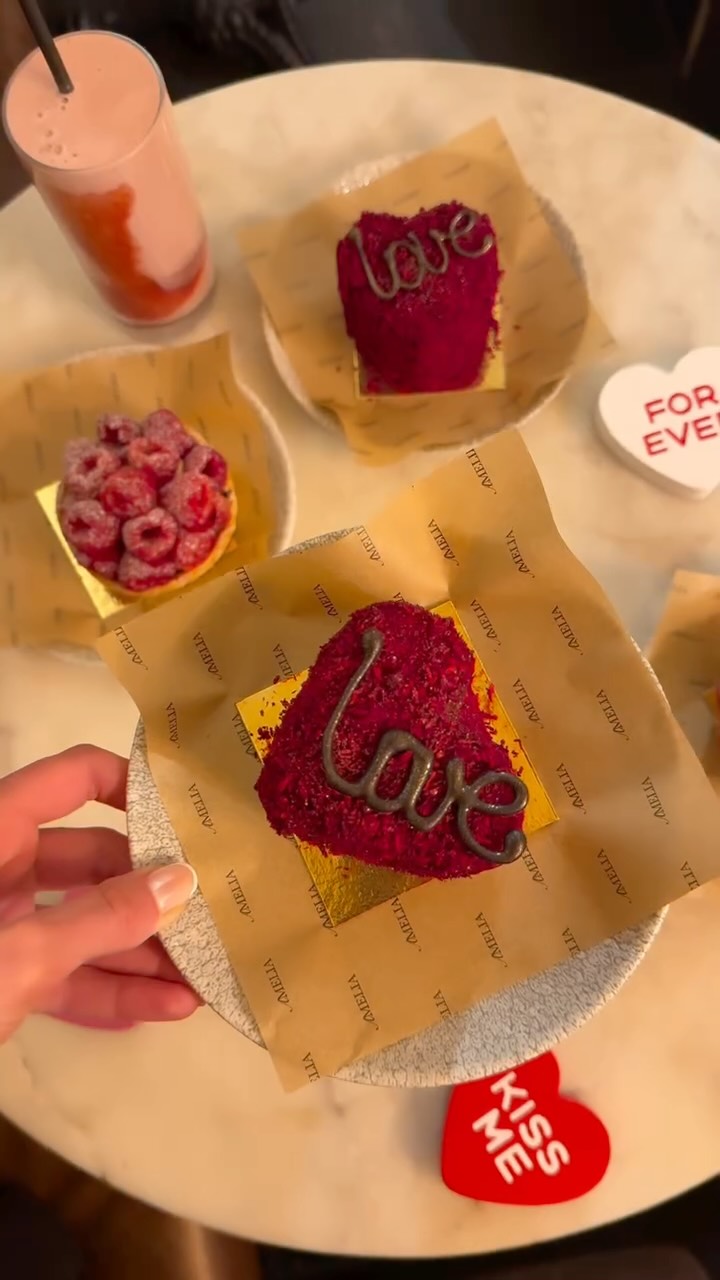 Roses are red, violets are blue, we’ve got the cakes and the drinks waiting for you😉🌹💌🌹☕️🍰✨
#coventgarden #coffee #london #valentinesday