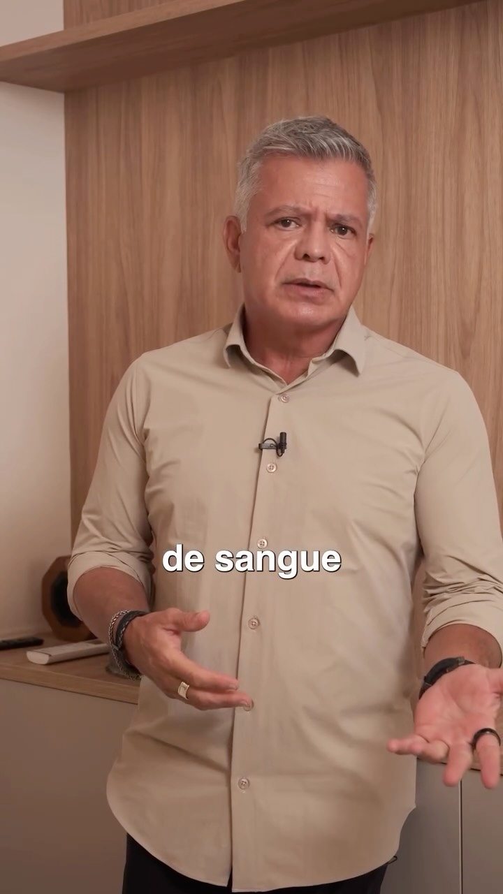 Vitamina D: Mais do que apenas um suplemento, uma questão de equilíbrio.
Muitos pacientes se surpreendem quando, após uma bateria de exames, a prescrição é “apenas” uma vitamina. Mas a verdade é que a Vitamina D desempenha um papel crucial na nossa longevidade, cognição e bem-estar geral.
No entanto, cuidado: suplementar sem orientação pode ser perigoso! No vídeo de hoje, explico por que monitorar o paratormônio é essencial para evitar problemas como o cálculo renal por excesso de Vitamina D.
Não é sobre estar “dentro do limite do laboratório”, é sobre o SEU limite ideal.
#VitaminaD #SaudeDesempenho #Longevidade #SuplementacaoConsciente #MedicinaPreventiva