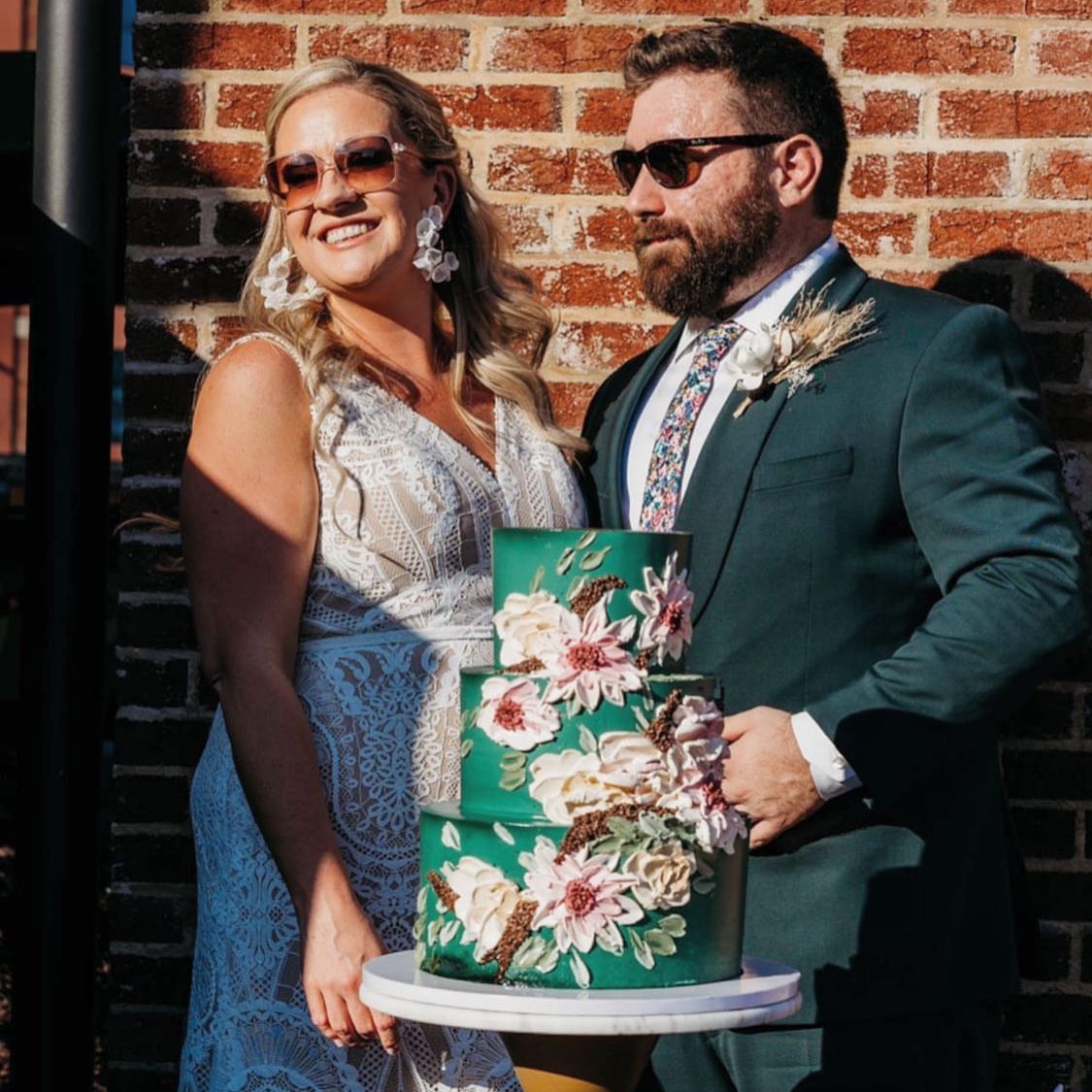 Hot and sunny wedding Wednesday. #weddingwednesday #summerwedding #southernwedding #chattanoogatennessee #weddingcake #bohoweddingcake #paletteknifecake