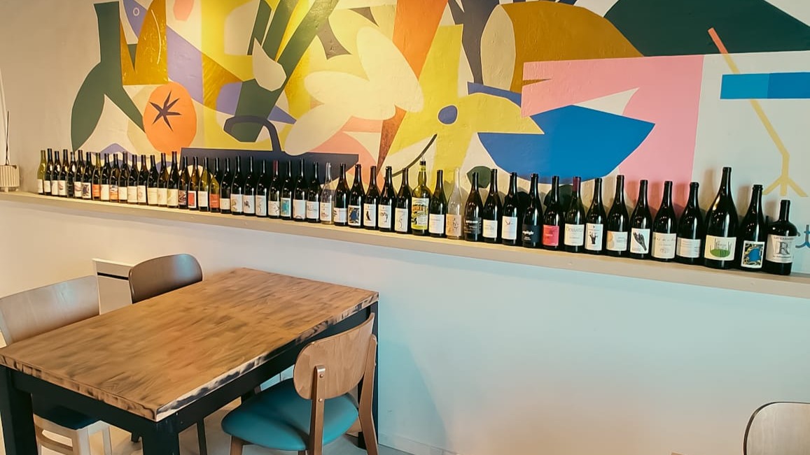 Clap de fin... 🍷
Ça y est, les salons des vins c'est fini.
Nous tenions à remercier toute les personnes rencontrées durant ces 5 jours.
Vous avez été merveilleux.
En photo une petite partie du line up de ce weekend.
A l'année prochaine !
#fandechenin #levéedelaloire #madavin #lespenitentes #vinbio #angers #angersmaville