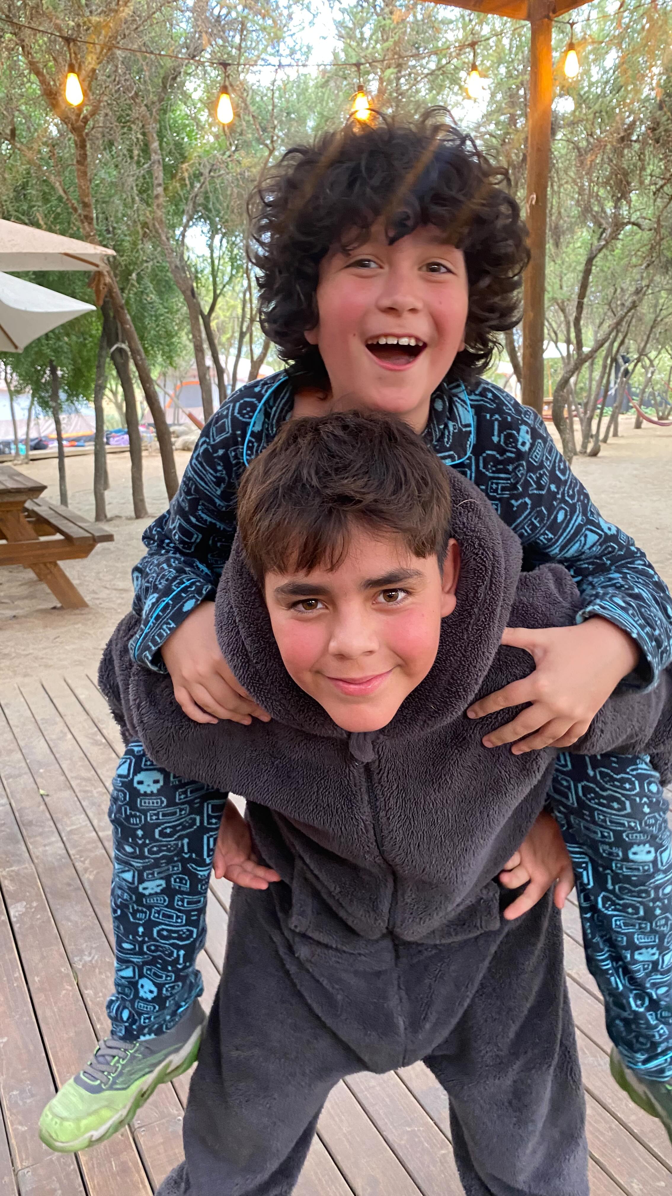 Session Five was sensational! A spirited, fun-loving group of campers and counselors kept the energy high all week. We were treated to a circus show, Harry Potter and the Missing Blueberry Pie, epic water games, and an eternal game of Capture the Flag. The Mákemáke Hair Salon was in full swing all week, thousands of friendship bracelets were created, and there was nonstop action with the zipline and Gaga. We’re so excited to welcome our Session Six campers tomorrow!
#campmakemake #summercampchile #bestsummerever