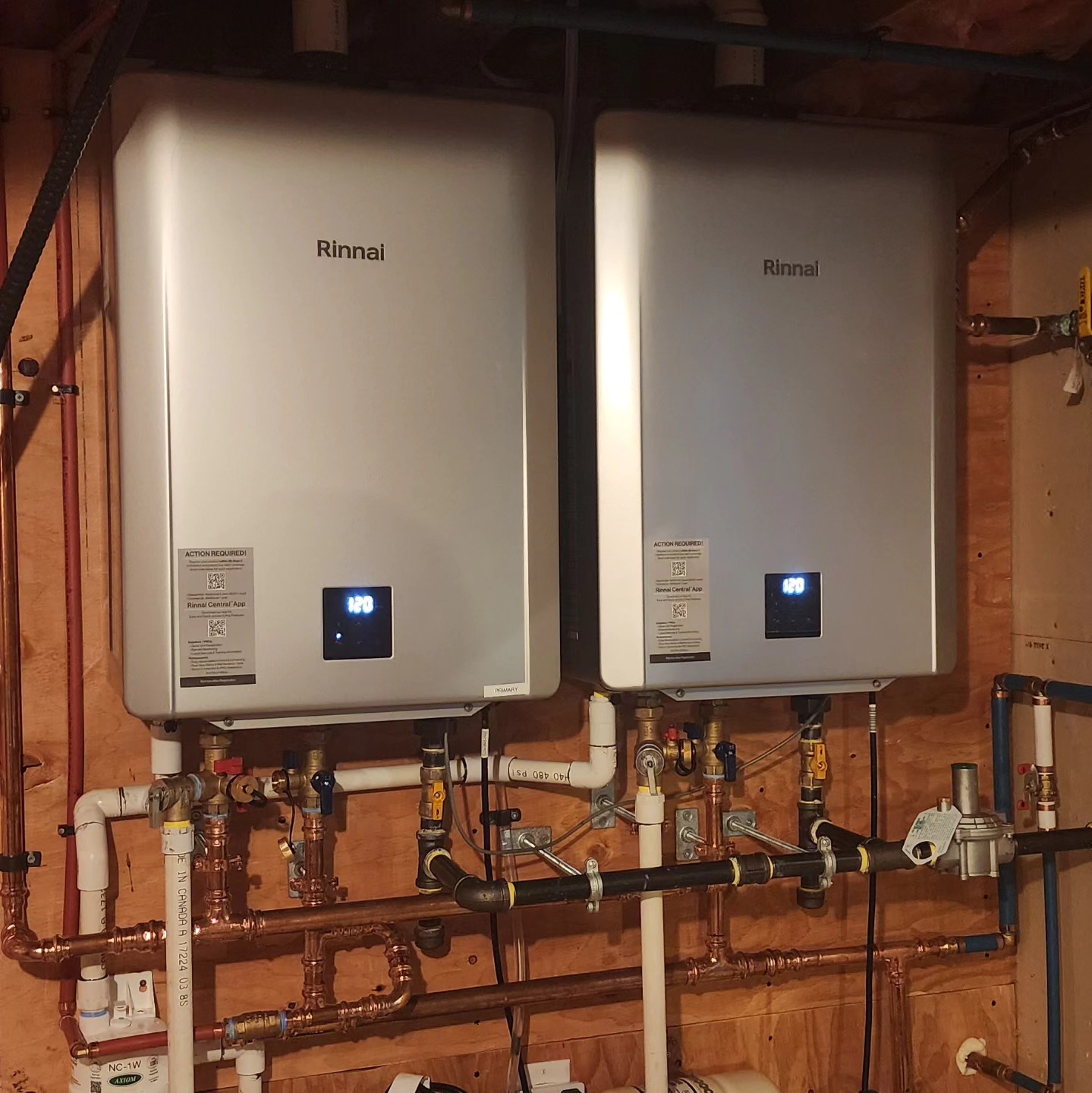 Two Rinnai on-demand water heaters in parallel with external recirculation.
i.e. unlimited hot water for this family home
@rinnai.canada
#plumber #gasfitter #Whistler #Squamish #seatosky