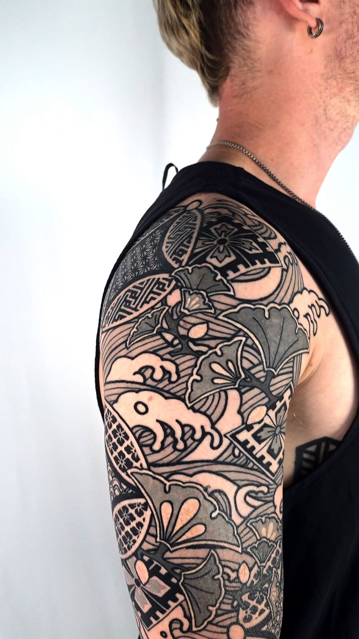 Details on this healed Japanese kimono geometric patterns tattoo sleeve. Black, gray wash, opaque grays and white.
Done at @futureink.co Oakland California bay area
#japanesetattoo #bayareatattoo #sftattoos #japanesetattooart