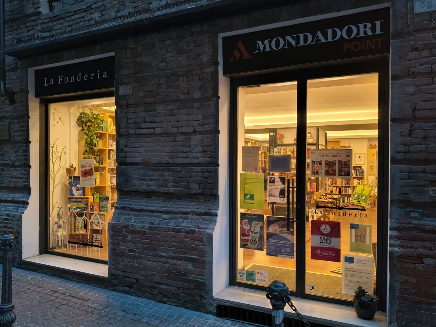 🙏🏽Grazie per l'entusiasmo con cui avete accolto ad Osimo il "libro verde" Che cos'è Poesia? Spunti di vista per abitare poeticamente il mondo 📗... a cominciare da Patrizia Bianchi che ne ha scandagliato ogni pagina con intensità e oserei dire dedizione rara, ai partecipanti con cui ci siamo scambiati il dono dell'ascolto e della parola viva perché animata, alle libraie Alessandra e Monica che ci hanno accolte nel loro scrigno di tesori di carta, La fonderia.
Ad ogni singolo verso - suono e direzione - che mi ha portata fin qui, e alla grazia di commuoversi sempre, grazie ... Il viaggio continua🪶...
@lafonderia.osimo @giuliano6158
@ladolfieditore #poesia #vocipoetiche #librerie #libro #libridaleggere