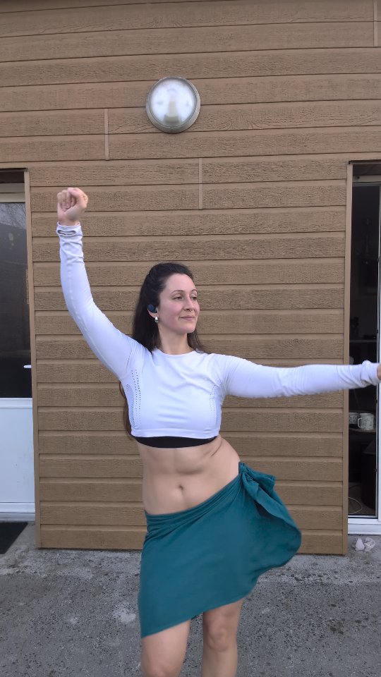 'Ori Combo 🔥
Ici tu enchaînes 👇🏼
🔸Toma toma
🔸 Fa'arapu (avec descente si tu peux)
🔸 Fa'ahe'e
Sur le Pehe Samba ✨
Mon Fa'ahe'e est pas hyper fluide car j'avais les pieds en feu d'avoir dansé sur le bitume 🤣🫣
#oritahiti #combo #dansetahitienne #passiondanse #souplesse