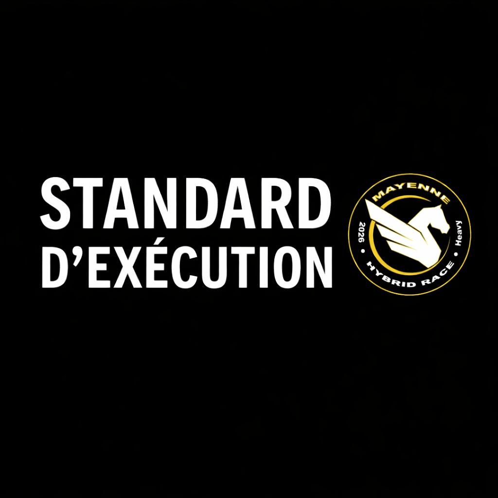 Athlètes, voilà à quelle sauce vous allez être mangé dimanche. RIEN DE FARFELU ! Juste le respect des Standards de mouvements classiques… 💪
1. BACK SQUAT
Position de départ
· Barre en back squat (low bar ou high bar autorisé)
· Debout, Pieds stables, hanches et genoux en extension complète
Standard de répétition valide
· Le pli de hanche descend STRICTEMENT sous le sommet du genou
· Retour à une extension complète des hanches et des genoux
· Pas d’aide extérieur
NO REP si :
· Profondeur non atteinte
· Non-verrouillage en haut
· Barre reposée sur les supports avant la fin du mouvement
· Mouvement incomplet
2. BENCH PRESS
Position de départ
· Athlète allongé sur le banc
· Fessiers, épaules et tête en contact avec le banc
· Pieds au sol
· Bras tendus, barre contrôlée au-dessus de la poitrine
Standard de répétition valide
· Barre descend jusqu’à toucher la poitrine
· Barre remontée jusqu’à extension complète des bras
· Aucune aide extérieure
NO REP si :
· Barre ne touche pas la poitrine
· Bras non verrouillés
· Fessiers décollés du banc
· Aide du partenaire ou du juge
3. DEADLIFT
Position de départ
· Barre au sol
· Prise libre (classique ou mixte autorisée)
Standard de répétition valide
· Extension complète des hanches et des genoux
· Épaules alignées avec ou légèrement derrière la barre en haut
NO REP si :
· Absence de verrouillage complet
· Barre lâchée avant d’être contrôlée en position haute
· Mouvement partiel
4. SANDBAG CLEAN
Position de départ
· Sandbag au sol
· Athlète debout au-dessus du sac
Standard de répétition valide
· Sandbag soulevé du sol
· Amené jusqu’aux épaules
· Athlète complètement debout, hanches et genoux verrouillés
· Contrôle du sandbag en haut
NO REP si :
· Sandbag ne se pose pas sur l’épaule
· Athlète non verrouillé en haut
· Sandbag non reposé au sol entre les reps
· Utilisation du corps du partenaire pour aider