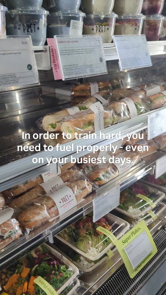 When training volume is high and you're busy, your nutrition doesn't need to take a hit. Plan ahead and grab smart options on the go
🌅 Morning run/commute: Flat white + Five Berry Breakfast Bowl (my fave!)
🏋️ Post-gym lunch: Kale & Cauli Mac ’n’ Cheese + a banana
🌙 Evening session prep: Falafel & hummus wrap + chocolate brownie cookie & banana snack for an afternoon top-up
✅ Quick, carb-smart, and keeps energy levels up for every session!
#SportsNutrition #EnduranceFuel #RunnersLife #TriathleteFuel