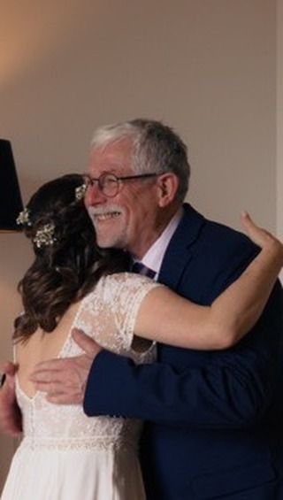 Le film de mariage prend tout son sens : garder une trace de ce qui se vit une seule fois, sans mise en scĂšne, simplement vrai. đ€©
Charlotte sâest prĂ©parĂ©e entourĂ©e de ses amis, mais surtout sa mĂšre, lâaccompagnant dans chaque geste avec Ă©motion. Son pĂšre qui viendra par la suite la dĂ©couvrir, le regard rempli de fiertĂ©.
Un instant unique qui restera pour toujours grĂące au leur choix judicieux de faire appel Ă un vidĂ©aste de mariage đč
#préparatifsmariage #filmmariage #wedding #mariage #weddingfilm