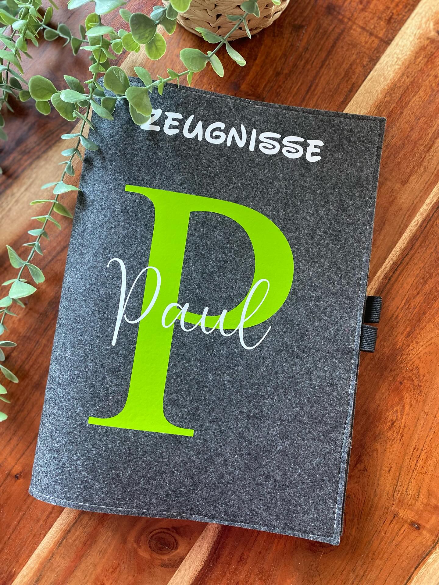📚✨ Zeugnistag – ein kleiner großer Moment ✨📚
Heute war bei uns Zeugnistag.
Ein Tag voller Aufregung, Stolz, vielleicht auch ein bisschen Nervosität – und ganz viel Erleichterung. 🤍
So ein Zeugnis ist mehr als nur ein Blatt Papier.
Es steht für ein ganzes Schuljahr voller Lernen, Wachsen, Freundschaften, Herausforderungen und kleiner Siege. 🌿
Meine Zeugnismappen sind dafür gemacht, genau diese Erinnerungen schön aufzubewahren –
liebevoll gestaltet, personalisierbar und jedes Jahr wieder ein kleines Stück Geschichte. ✨
Denn irgendwann blättert man zurück
und merkt, wie schnell die Zeit vergangen ist. 🥹
Ich wünsche allen Kindern wunderschöne Ferien –
und allen Eltern ein bisschen mehr Schlaf am Morgen 😄☀️
#zeugnistag #ferienbeginn #schulkind #erinnerungen #kreativveredelung #personalisiertegeschenke #handmade #schulzeit #liebevollgestaltet #zeugnismappe