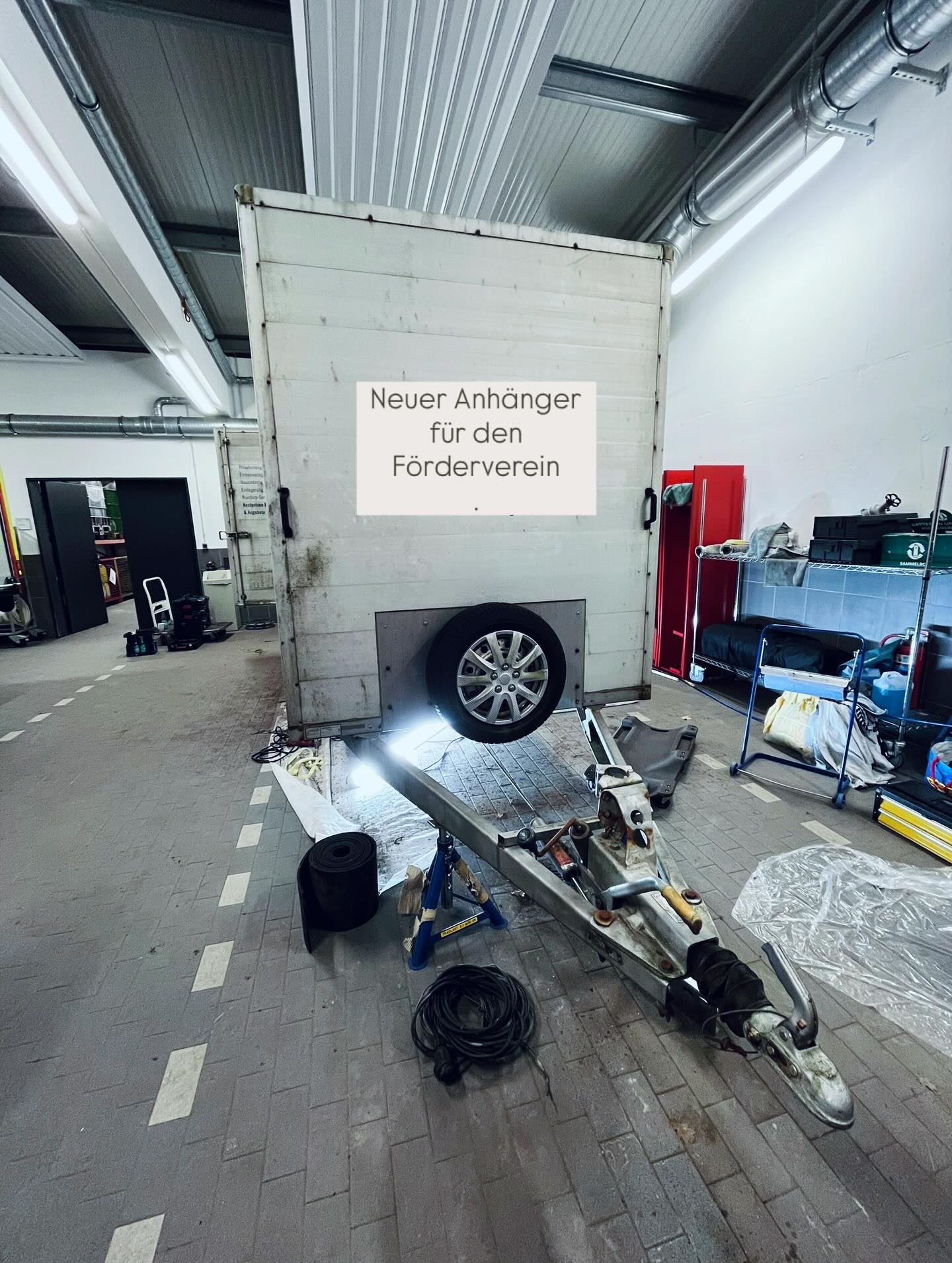 Was passiert eigentlich bei uns, wenn kein Zeltlager ist?
Wir waren schon seit einiger Zeit auf der Suche nach einem großen Anhänger für die Lagerung und den Transport für die ganzen Materialien, die im Zeltlager so benötigt werden. ⛺️ In diesem Monat haben wir einen passenden Anhänger für uns gefunden und ihn innerhalb einer Woche für die Hauptuntersuchung vorbereitet und angemeldet.
Jetzt wird er noch hübsch gemacht und dann ist er bereit fürs Zeltlager. 🚒
Das ist übrigens gar nicht mehr so lange hin ☺️, in 5 Monaten gehts wieder los 🥳