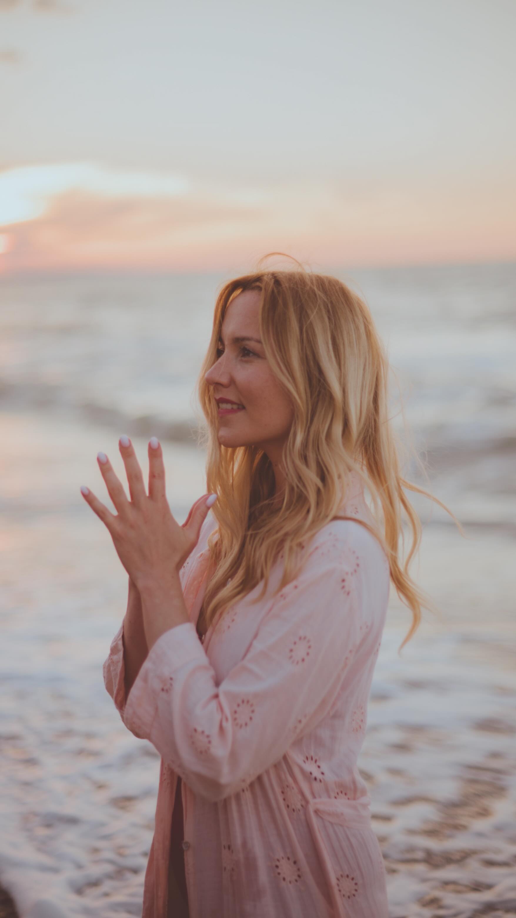 La Mente vuole controllare. La Coscienza vuole collaborare.
Questa distinzione è fondamentale per comprendere non solo la spiritualità antica, ma anche le basi della fisica quantistica.
La realtà non è qualcosa di fisso. È un campo infinito di possibilità e ciò che apre o chiude queste possibilità non è tanto il pensiero in sé, ma lo stato di Coscienza da cui pensiamo, agiamo e viviamo. È la nostra realtà interiore.
🧠 Possiamo ripeterci pensieri positivi all’infinito, ma se il nostro stato di Coscienza vibra nella paura, sarà proprio questa a guidare gran parte delle nostre scelte, delle nostre relazioni e, su più ampia scala, anche la direzione della nostra Vita.
🪷 Il vero lavoro interiore non è quindi “pensare meglio”, ma abitare uno stato più vasto dell’Essere.
Fare esperienze interiori che ci permettano di riconoscere una natura più profonda e più vera di ciò che crediamo di essere gioca un ruolo fondamentale in questo processo.
È da lì, infatti, che nasce la possibilità di co-creare con l’Universo.
Non come forma di controllo, ma come dialogo autentico con l’energia che permea ogni cosa e che viene identificata con la Sorgente stessa.
Quando cambiamo stato di Coscienza, non forziamo la nostra realtà, ma le permettiamo di venirci incontro e di manifestarsi nel modo che ci è più benefico.
❤️
#fisicaquantistica #spiritualità #crescitapersonale #coscienza #manifestazione