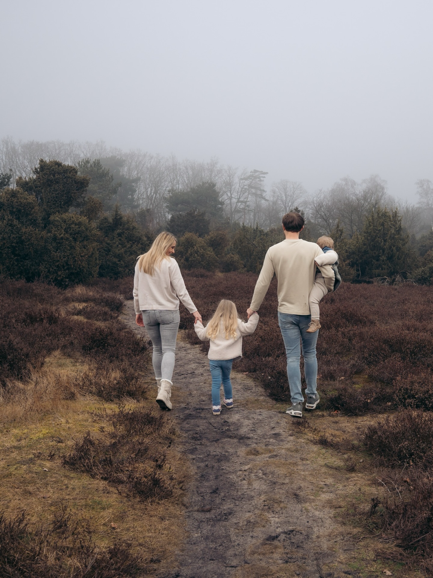 Moody Mini-Shoot 🥰
Terwijl we op zaterdag een prachtig zonnetje hadden, mochten we op zondag juist mooie, sfeervolle foto’s in de mist maken. En kijk nou… wat een plaatjes!
Samen ontdekken met de kleintjes ✨
En ook al duurt een mini-shoot “maar” 20 minuten, het is écht voldoende tijd om supermooie gezinsfoto’s vast te leggen.
Wil je ook een mini-shoot boeken? Houd dan mijn Stories in de gaten voor de eerstvolgende mini-shoot dag 🥰
GEZINSFOTOGRAAF