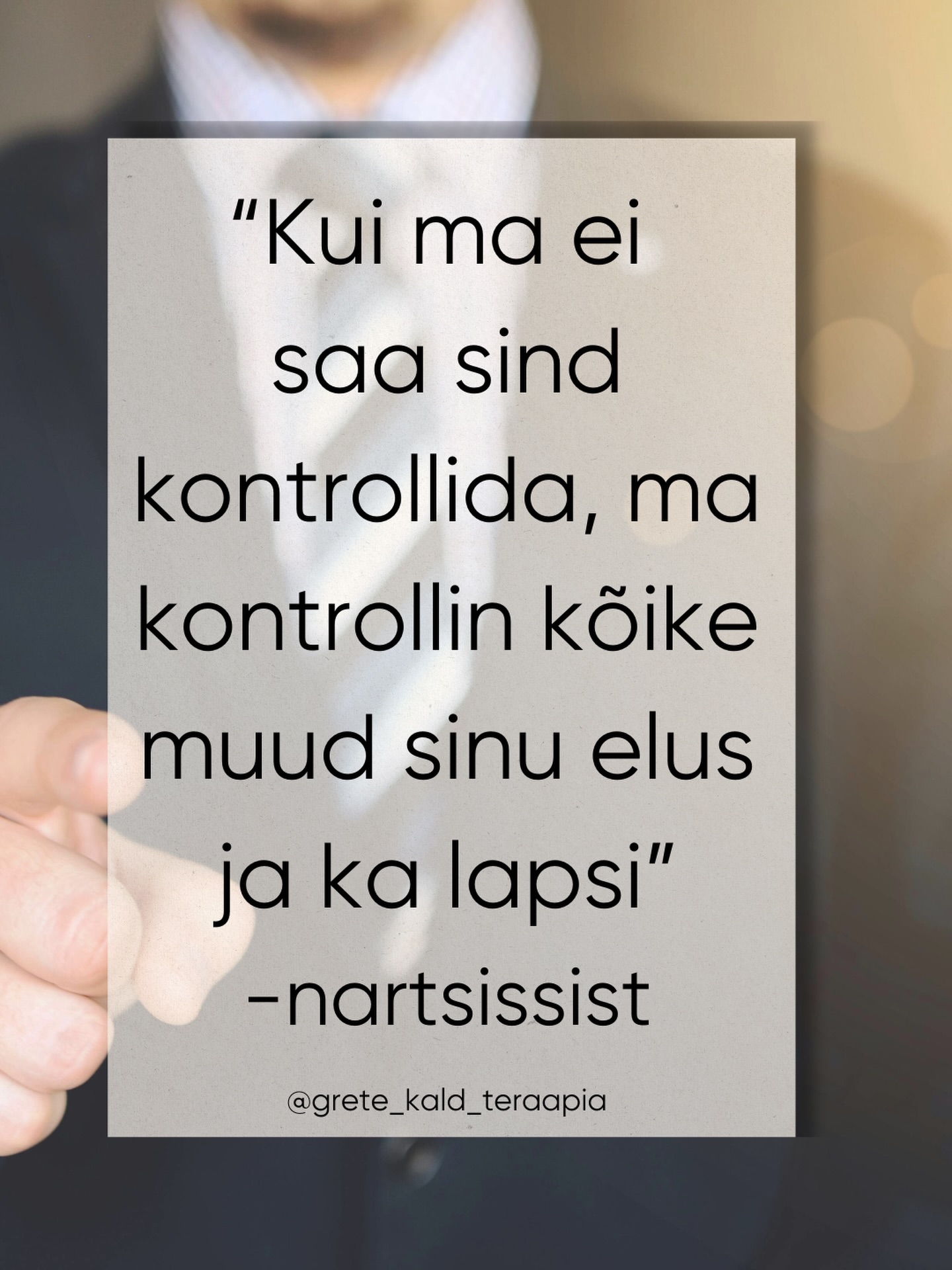 Nartsissist ei otsi ainult kontrolli.
Ta naudib kontrolli protsessi.
Ta naudib seda hetke, kui näeb, et sa reageerid.
Ta naudib, kui sa oled segaduses.
Ta naudib, kui sa püüad end õigustada.
Ta naudib, kui süsteem hakkab tema mustri järgi liikuma.
Kui ta ei saa sind otseselt kontrollida,
muutub mäng strateegilisemaks.
Ta hakkab kontrollima narratiivi.
Ta hakkab kontrollima teisi inimesi sinu ümber.
Ta hakkab kontrollima laste taju.
Ta hakkab kontrollima infot, aega, ligipääsu, raha, emotsionaalset kliimat.
Ja kõige ohtlikum osa?
See ei näe välja nagu agressioon.
See näeb välja nagu “mure”.
Nagu “õigus”.
Nagu “lapse parim huvi”.
Kontroll ei ole tema jaoks ainult vahend.
See on tunne.
See on võim.
See on rahuldus.
Ja seni, kuni me näeme seda kui lihtsalt “konflikti”,
jääb mustri nautimine varju.
Kas oled kogenud olukorda, kus kontroll ei olnud otsene, vaid kaudne ja süsteemne? Kirjelda, mismoodi!
#nartsissist #vaimnevägivald #laps #suhe #teraapia