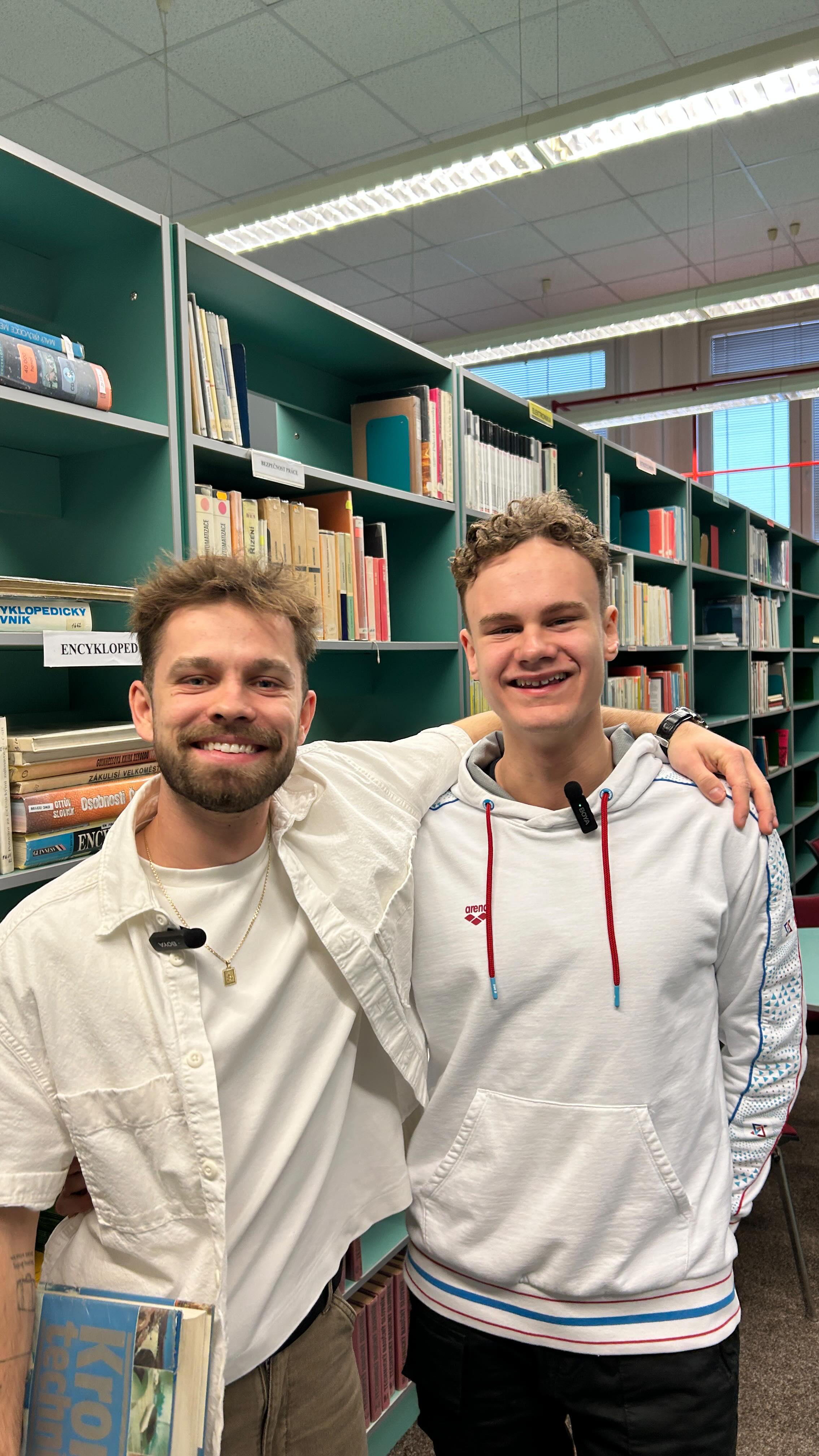 Pro někoho pan učitel, pro někoho pan Heczko, pro žáky, kteří si ho na chodbě spletou se spolužákem, Ondra. Dovolte Danielovi z EL3 představit vám našeho učitele angličtiny a češtiny, pana Ondřeje Heczka!📚