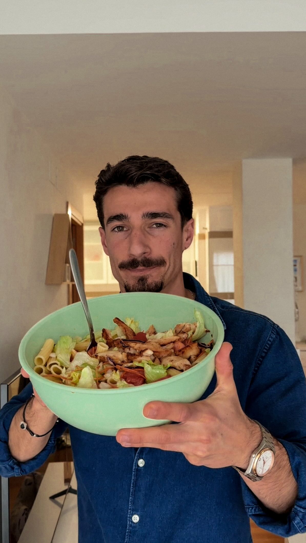 Come más ensaladas 🥗
Una buena recomendación general es incluir algo de verdura en las comidas principales. Y ya lo ideal es que una de esas ingestas sea de verdura cruda, por ejemplo en forma de ensalada 💚
Cuáles son tus ingredientes estrella que no pueden faltar en tus ensaladas? Te leo 👀