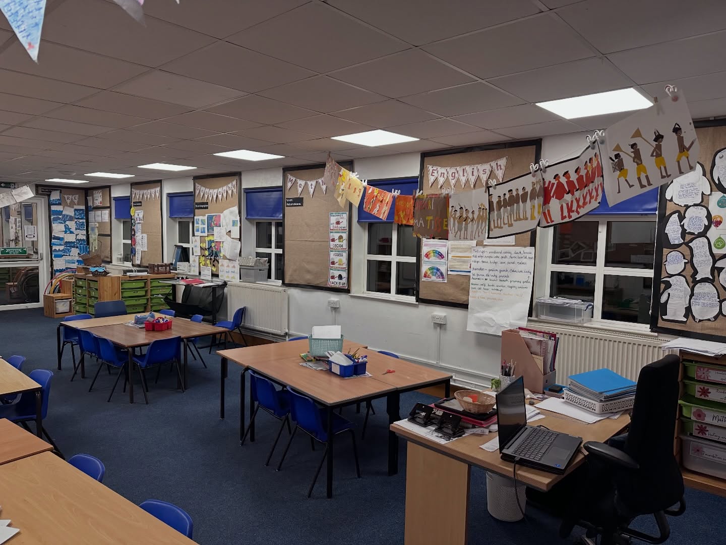 36 blackout/ security roller blinds fitted at a local school today. That’s 216 individual holes drilled in 4.5 hours. 😮
We haven’t done a big one like that in a while!
We can supply and fit all types of made to measure blinds for commercial spaces. We have a large selection of fabrics that are extremely cost-effective when you have multiple windows and we also have a fully fire retardant range to keep your premises safe.
For all enquiries please visit our website www.rsmhome.co.uk
#rsmhome #cheshireblinds #nantwich #madetomeasureblinds