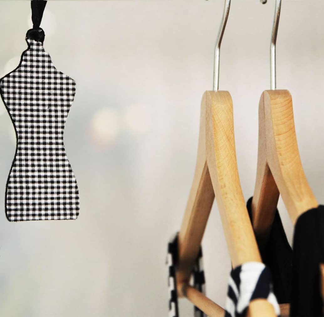 Silhouette profumata Boujoir Couture, la fragranza dalla forma perfetta.
#Profumatore per #armadi
Shop on ambienteeprofumi.com o nei nostri negozi