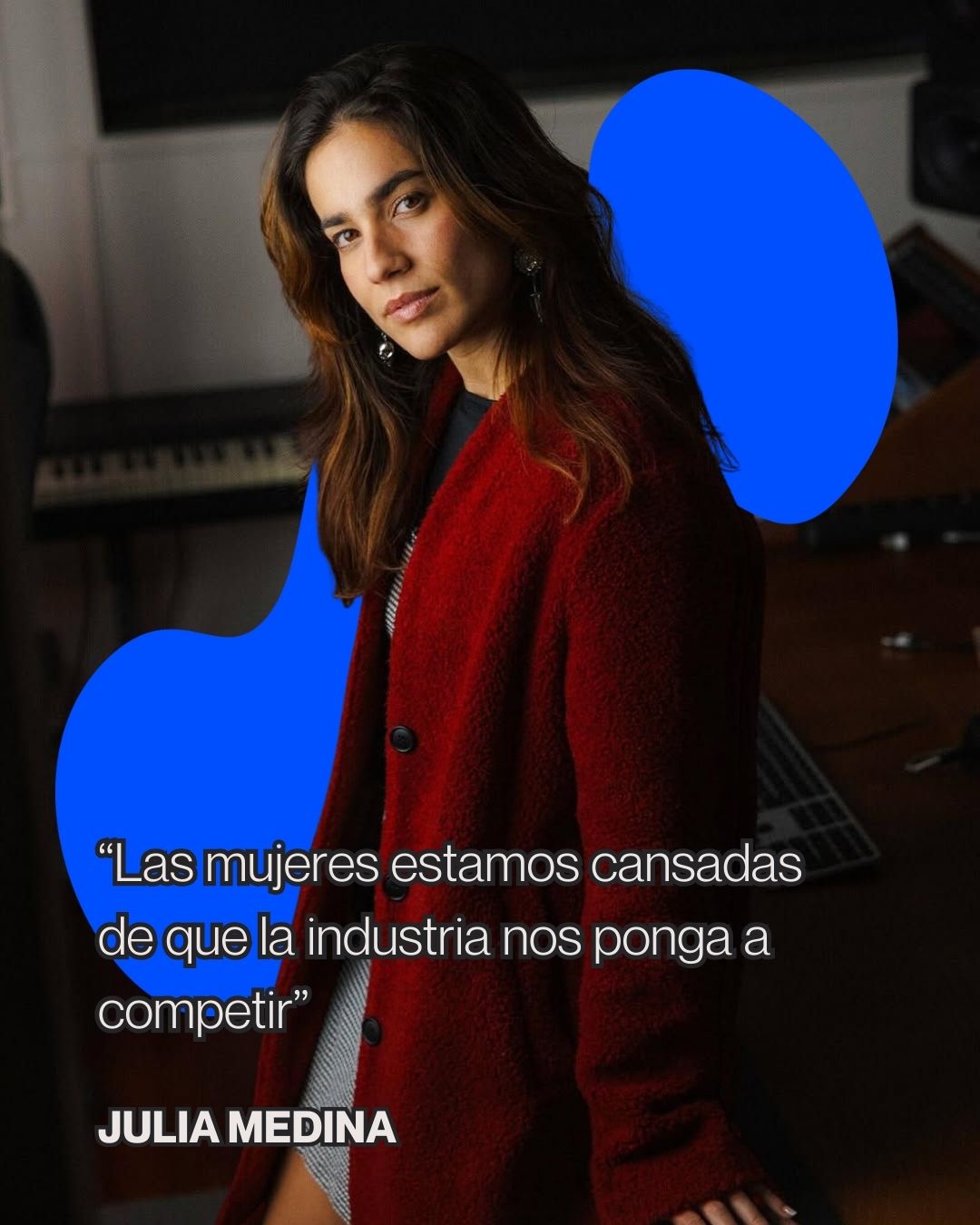 En plena cuenta atrás para el Benidorm Fest 2026, @juliamedina llega con un relato que va más allá del escenario y la competición. La artista gaditana afronta el festival en uno de sus momentos más sólidos, combinando su participación en el certamen con un discurso propio que viene construyendo desde hace tiempo.
Desde el lanzamiento de "Mi Templo" el pasado noviembre, Julia ha puesto palabras a algo que atraviesa a muchas mujeres: el cansancio, la exigencia constante y la compleja relación con el propio cuerpo. Una canción que no busca edulcorar la realidad, sino mirarla de frente y reivindicar la necesidad de aceptarse y quererse desde un lugar honesto.
Ese mismo posicionamiento se traslada ahora a "Las Damas y el Vagabundo", el tema con el que competirá en Benidorm junto a María León. Una propuesta que, bajo una narrativa directa y cómplice, lanza un mensaje claro: basta de enfrentar a mujeres entre sí. Frente a la comparación y la rivalidad que tantas veces impone la industria, Julia apuesta por la unión, el disfrute y la complicidad artística.
En un festival donde todo parece medirse en cifras, rankings y expectativas, Julia Medina plantea otra forma de estar: más consciente, más colectiva y menos complaciente. Y quizá ahí resida la verdadera fuerza de su candidatura.