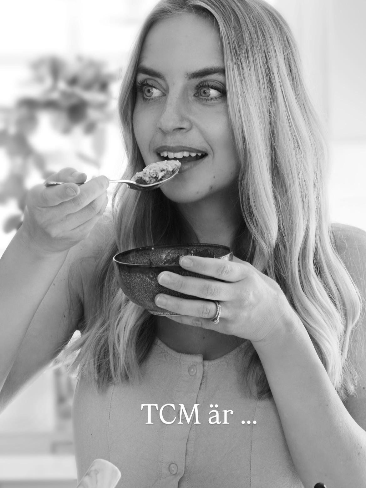 Att leva i linje med TCM handlar om att möta kroppen som ett levande system đ«
Att börja dagen med nÄgot varmt Àr som att varsamt vÀcka din inre eld.
Inom TCM Àr MjÀlten och Magen centrum för matsmÀltning och energi.
Kyla och rÄ mat pÄ morgonen kan försvaga dem, medan vÀrme stÀrker deras förmÄga att omvandla mat till qi.
NÀr de mÄr bra fÄr hela kroppen nÀring bÄde fysiskt, mentalt och emotionellt.
Att inte slösa sin qi pĂ„ det som drĂ€nerar dig Ă€r att skydda din livskraft och yuan qiđ
Din yuan qi lagras djupt i Njurarna, som ses som din energibank.
ĂvertrĂ€ning, lĂ„ngvarig stress och destruktiva relationer tömmer denna reserv.
NÀr njurarna Àr starka kÀnner vi trygghet, stabilitet och inre kraft.
Att sÀtta grÀnser Àr dÀrför ocksÄ medicin.
Att söka balans och inre harmoni Ă€r att vĂ„rda flödet i hela systemet đ
SÀrskilt Levern pÄverkas av stress, frustration och obalanserade livsrytmer.
Levern ansvarar för att qi fÄr röra sig fritt i kroppen.
NÀr den stagnerar kan vi kÀnna oss spÀnda, irriterade eller trötta.
NÀr den flödar sÄ flödar ocksÄ livet.
Att anvĂ€nda mat som medicin och örter som nĂ€ring Ă€r att samarbeta med kroppen đż
Olika livsmedel stÀrker olika organ:
â Lungorna Ă€lskar mat som befuktar och sprider qi
â HjĂ€rtat mĂ„r bra av lugn, glĂ€dje och lĂ€tt mat
â MjĂ€lten stĂ€rks av sötma frĂ„n naturen
â Levern av grönt och syrligt
â Njurarna av salt och djup nĂ€ring
Varje mÄltid blir dÄ ett samtal med dina organ.
En möjlighet till balans.
TCM pĂ„minner oss om att hĂ€lsa Ă€r relationen mellan kropp, sinne och sjĂ€l âš
NÀr organen fÄr stöd, fÄr sjÀlen ro.
NÀr energin flödar, fÄr livet rytm.