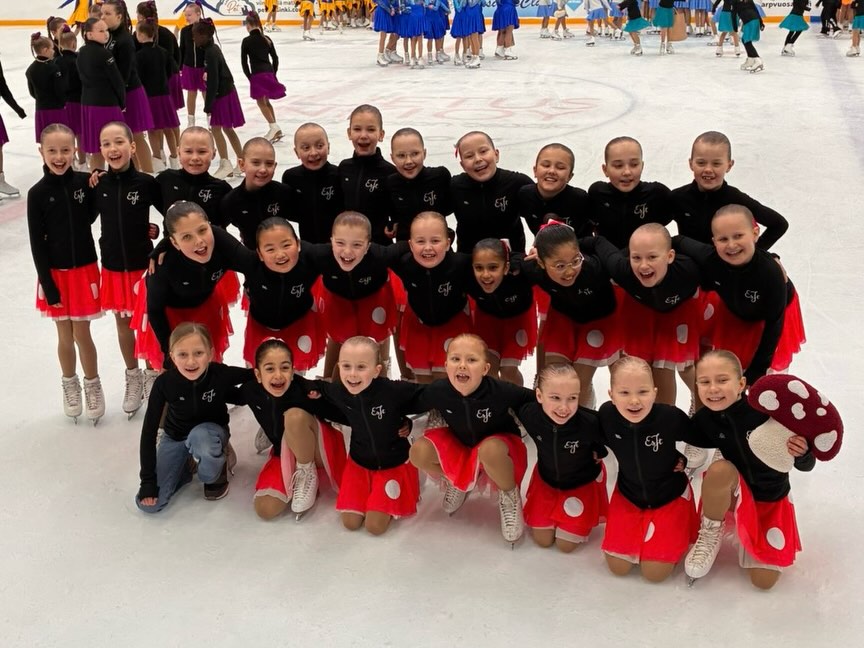 Viikonloppuna luisteltiin perinteinen Tiksi ice club -kutsukilpailu. Lauantaina jäällä nähtiin pikku tulokkaat, minorit, kansalliset noviisit, masters ja SM-noviisit. Sunnuntaina puolestaan vuorossa olivat aikuiset, kansalliset juniorit ja kansalliset seniorit.
Pikku tulokkaat: Kids 3/9 pisteillä 56.38. 🥉
Minorit: Nettes 6/14 pisteillä 43.03. 🩵
Kansalliset noviisit: Shine 6/14 pisteillä 33.87 💚
Masters: Hearts 1/5 pisteillä 62.05 🥇
SM-noviiisit: Nics 4/ 10 pisteillä 78.84 🩶
Aikuiset: Spirit 8/11 pisteillä 47.49 🤎
Kansalliset juniorit: Storm 3/7 pisteillä 50.41 🥉
Style 7/7 pisteillä 33.17
Kansalliset seniorit: Stars 3/4 pisteillä 58.15 🥉
Paljon onnea kaikille ja tsemppiä loppukisoihin maaliskuussa!
Kuvat jäältä @sj.p.h.o.t.o.s , muut kuvat joukkueet ja kisajärjestäjä
#espoonjäätaiturit #tiksiiceclub2026 #luisteluasuurellasydämellä #espoooliikkuu