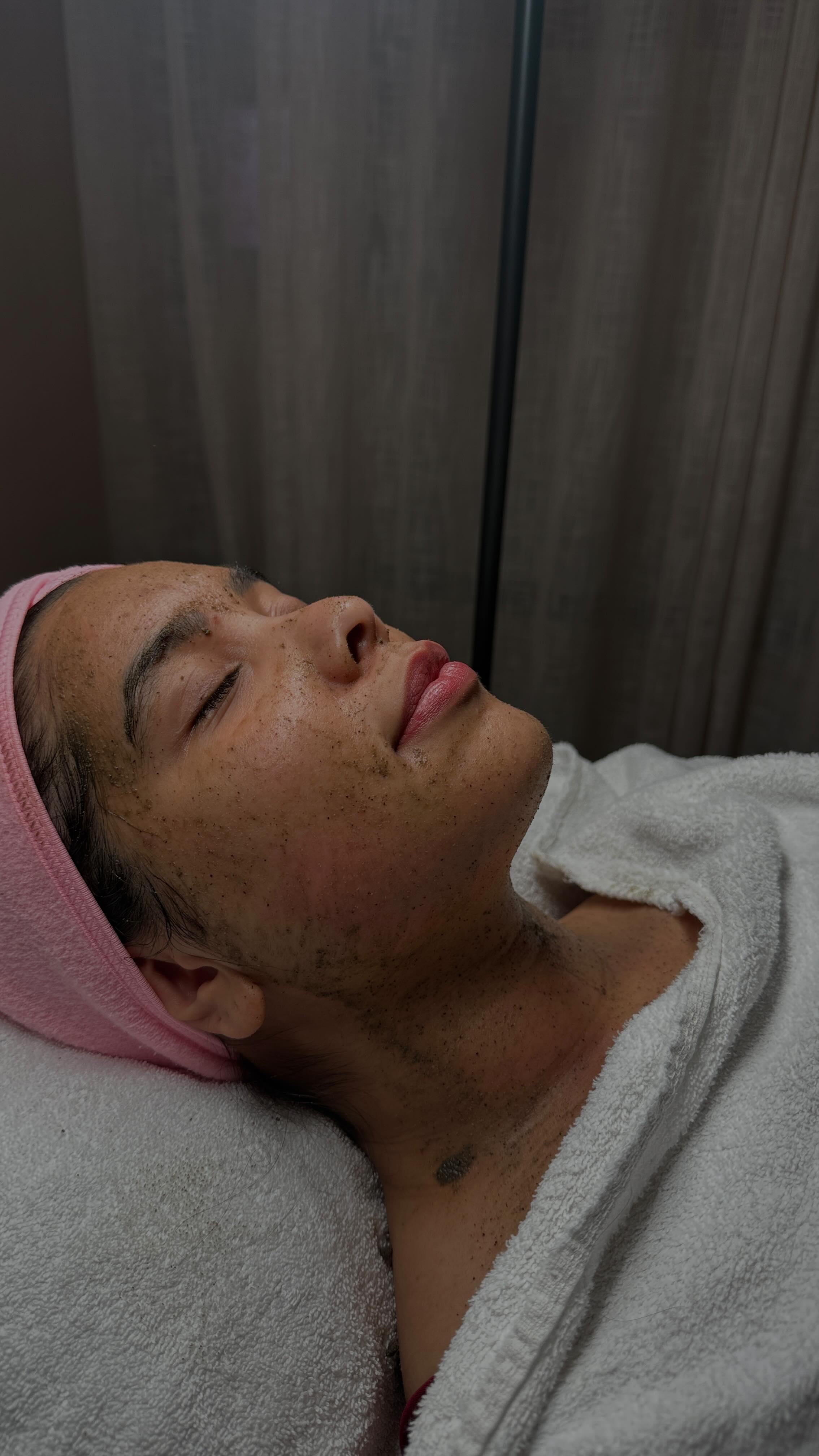 Tiny needles. Big skin glow.
Microneedling creates micro-channels in the skin that tell the body:
👉 “Hey, repair mode ON.”
This triggers collagen + elastin production, which helps to:
• smooth acne scars
• refine pores
• improve texture
• boost glow ✨
• make skincare work better
No filters. No magic.
Just the skin doing what it’s designed to do renew itself.
💡 Best results come with a treatment course, not just one session.
📍 Performed at Lana Skyn
Save this for later & send to someone who loves good skin 🫶