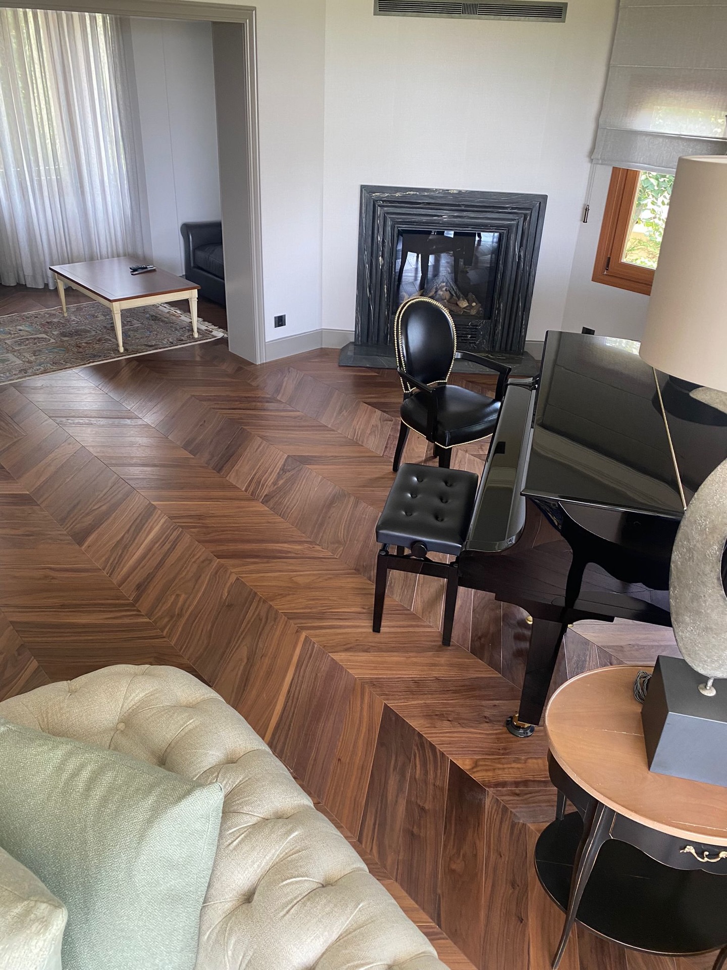 Detaylarda saklı bir kalite: ceviz parkenin yönü, çizgisi ve yüzey dokusu bu mekânın bütün dilini belirliyor. Macar döşeme düzeniyle zemin sadece bir arka plan değil; odanın karakterini taşıyan ana tasarım öğesine dönüşüyor. Işık değiştikçe ceviz damarları daha da belirginleşiyor, tonlar derinleşiyor ve mekân her saat başka bir his veriyor. Mobilyalar değişse bile bu zemin, evin “kalıcı” imzası olarak kalır — sıcak, güçlü ve zamansız.
#engineeredwoodflooring #hardwoodflooring #chevron #huniparke