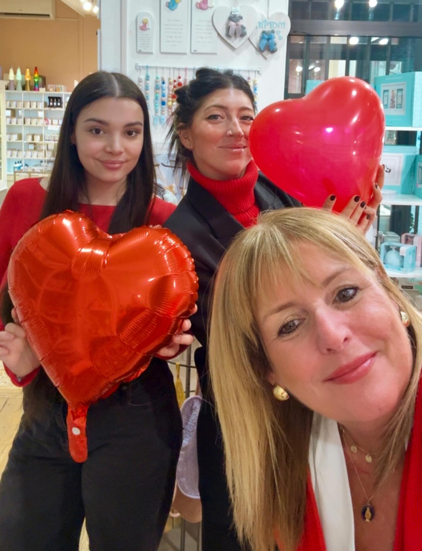 Oggi da Capsule celebriamo L’AMORE♥️
.
.
Ci siamo vestite di rosso, pronte ad accogliervi e a preparare i vostri pacchettini super-cuoriciosi!
.
.
Sara’pure una festa commerciale, ma San Valentino e’ il patrono degli innamorati e quale occasione migliore per regalare una piccola emozione alla persona che amiamo?
.
.
E non deve essere per forza un partner, in questi giorni abbiamo preparato pacchettini da mamma a figlia, da figlio a mamma, da amica ad amica o da sorella a sorella……
.
.
L’amore e’ AMORE in tutte le sue sfumature ♥️
.
.
Buona festa a tutti voi, siate felici insieme alle persone che amate♥️
#capsulerovereto #piccoleemozioniquotidiane #sanvalentino #amore#regalo