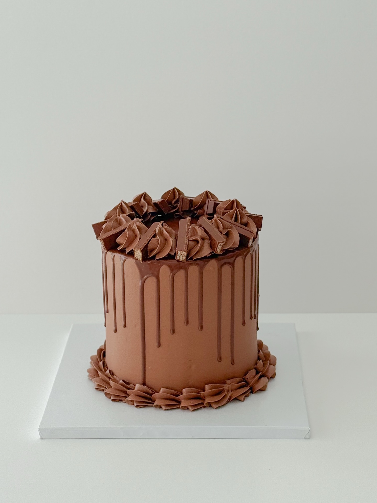 No fuss Cakes
No frills just pure decadence! I present to all our chocolate lovers this very lip smacking chocolate delight ๐ฉโ๐ณ๐
#chocolate #cakesofinstagram #onlineshop