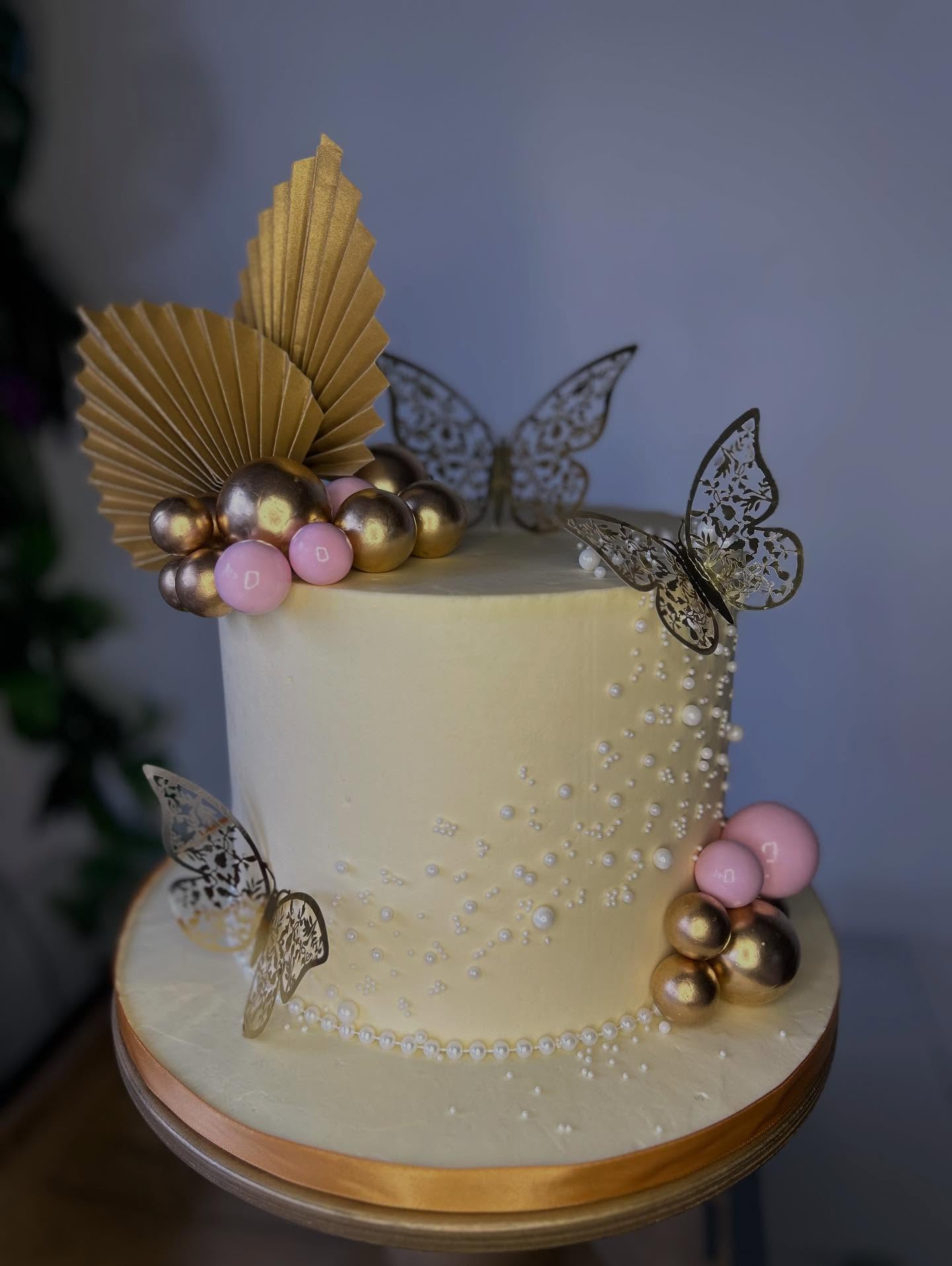 A gluten-free showstopper for a 40th birthday ✨
Soft vanilla buttercream, pearl details, gold accents, and delicate butterflies—elegant, indulgent, and made to celebrate a milestone in style.
#BirminghamBaker
#BirminghamCakes
#BrumBaker
#WestMidlandsCakes
#b31