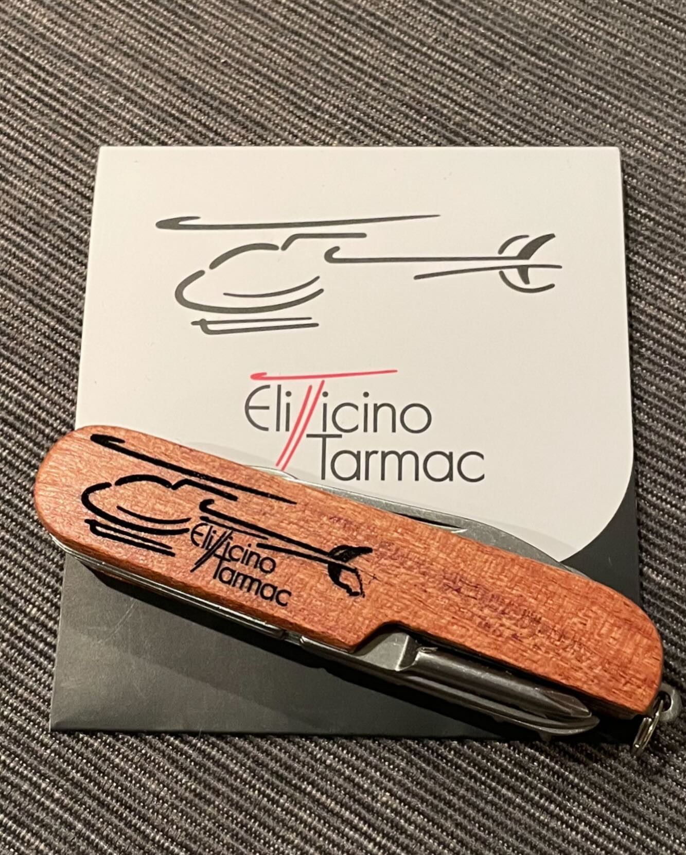 Coltellino multifunzionale disponibile su prenotazione alla @labottegadellaser .
Prezzo: CHF 25.-
Possibile ritiro alle nostre basi o spedizione in tutta la Svizzera.
Su richiesta possibilità di personalizzare il secondo lato con il nome.
➡️ Per ordinarlo basta inviare un messaggio privato a @labottegadellaser