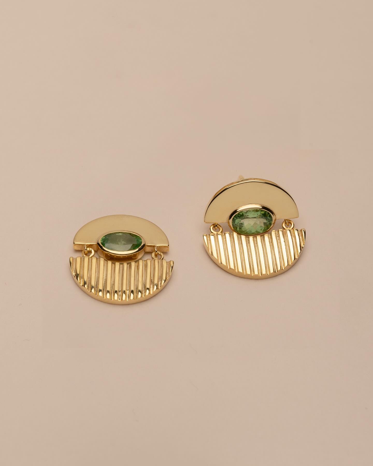 Circle Kion earrings with vivid green tsavorites.
#fotinipsarouli #fotinipsaroulijewellery #finejewelry #handmadejewelry #earrings