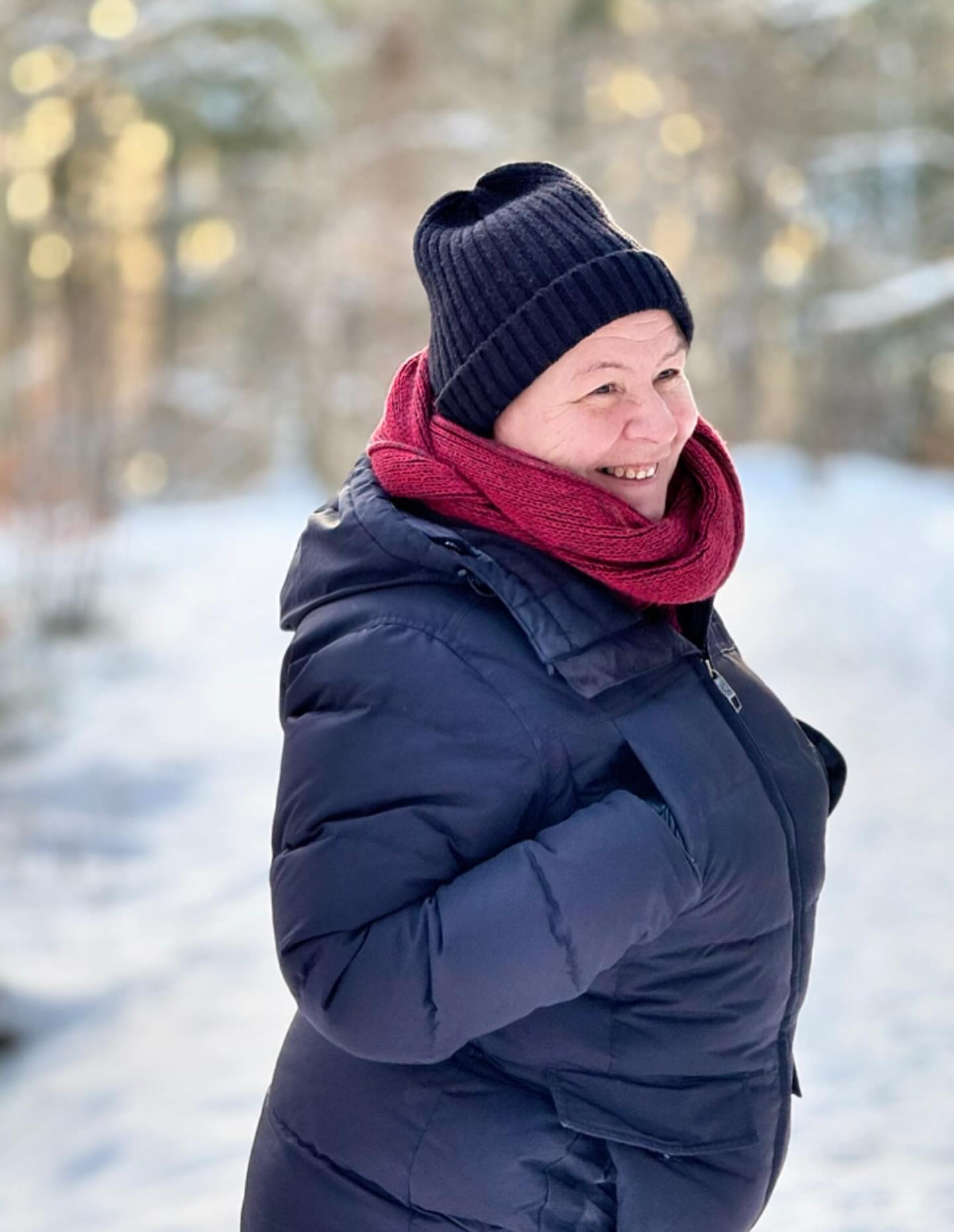 💚 DE SENASTE FEM ÅREN HAR VARIT INTENSIVA.
På riktigt.
Att flytta från Stockholm efter 47 år i storstadspulsen. Att bli sambo. Att låta två liv, två nervsystem, två historier börja landa i en gemensam rytm. Det är en healingresa i sig.
Att kliva in i kärlek efter många år ensam. Att bjuda in förälskelsen och sedan låta den mogna, fördjupas och förankras. Idag har den vuxit till en djup kärlek som snart passerar fem år. Mer grundad. Mer stabil. Med ännu mer autenticitet.
Samtidigt har min kropp gjort sin egen transformation. Att landa i stillhet på västkusten efter ett helt liv i tempo. Att låta nervsystemet varva ner. Och mitt i allt detta, klimakteriet, parallellt med en värld i stark förändring.
Många lager som rört sig samtidigt.
Efter en myshelg i Stockholm, landade något nytt inom mig. Som om en cirkel slöts. ⭕️ Som om jag fullt ut kände hur mycket mitt liv har skiftat och hur jag har skiftat med det.
Och ur den landningen blev något väldigt tydligt. Både i mig som människa och i mitt arbete.
Vi behöver både stillhet och riktning.
Det är det jag kallar varandet och formen.
Båda är livsviktiga för livsbalansen.
Stillheten gör oss medvetna. Där får nervsystemet reglera. Där hinner vi känna, lyssna och förstå.
Riktningen ger livet form. Den skapar rörelse, beslut och förverkligande.
Utan stillhet lever vi lätt på autopilot.
Utan riktning tappar vi vår framåtkraft.
Det är i den livsbalansen mellan dessa som något nytt kan födas. Mer grundat. Mer stabilt. Mer sant.
Jag delar det här både som min egen resa och som en spegling till dig som läser.
Var i ditt liv behöver du mer stillhet just nu och var behöver du tydligare riktning?
För i allt det börjar medvetenheten.
Där möts varandet och formen.
Njut din söndag, min vän💚
#livsbalans#liv