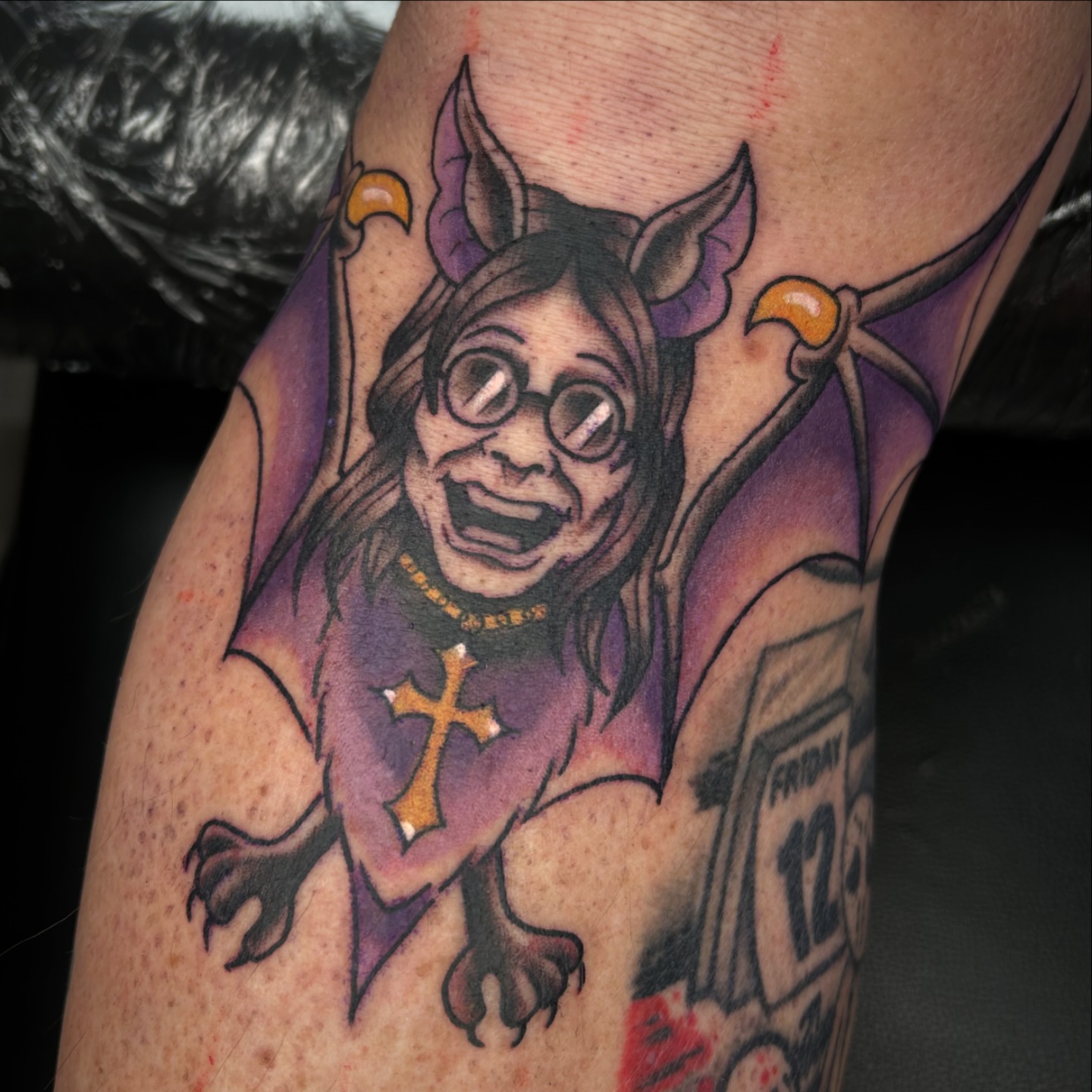🖤 I was super duper pumped to draw and tattoo this Ozzy bat!!! RIP to an absolute icon and legend... the Prince of Darkness 🦇🙏🏻
.
.
.
#ozzyosbournetattoo #ozzyosbourneforever #ozzyosbournetribute #battattoo #pghtattooer