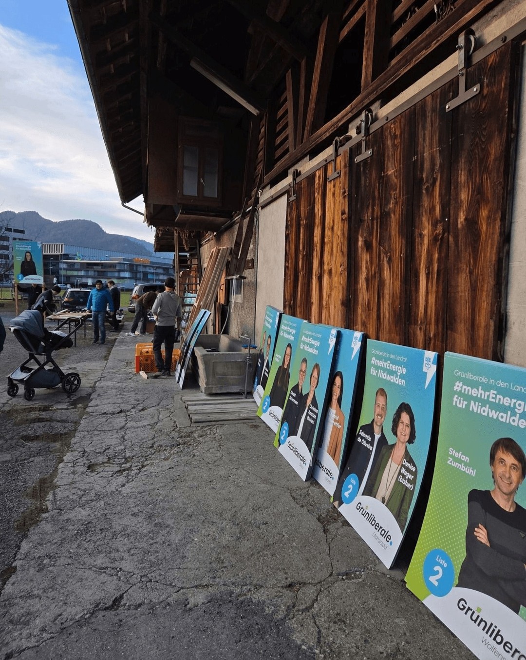 Politik und Wahlkampf sind Teamarbeit 💪
Gemeinsam steigen wir für Nidwalden ein zweites Mal in den Ring – mit noch mehr Energie, Überzeugung und Herzblut.
Für unseren Kanton.
Für unsere Zukunft.
Für weitere vier Jahre voller Tatkraft.
👉 Unterstütze uns: Folge, teile diesen Beitrag und setze am Wahltag dein Zeichen 🗳️
#TeamNidwalden #GemeinsamStark #Wahlkampf #FürUnsereGemeinde #Dranbleiben #mehrEnergie #Liste2