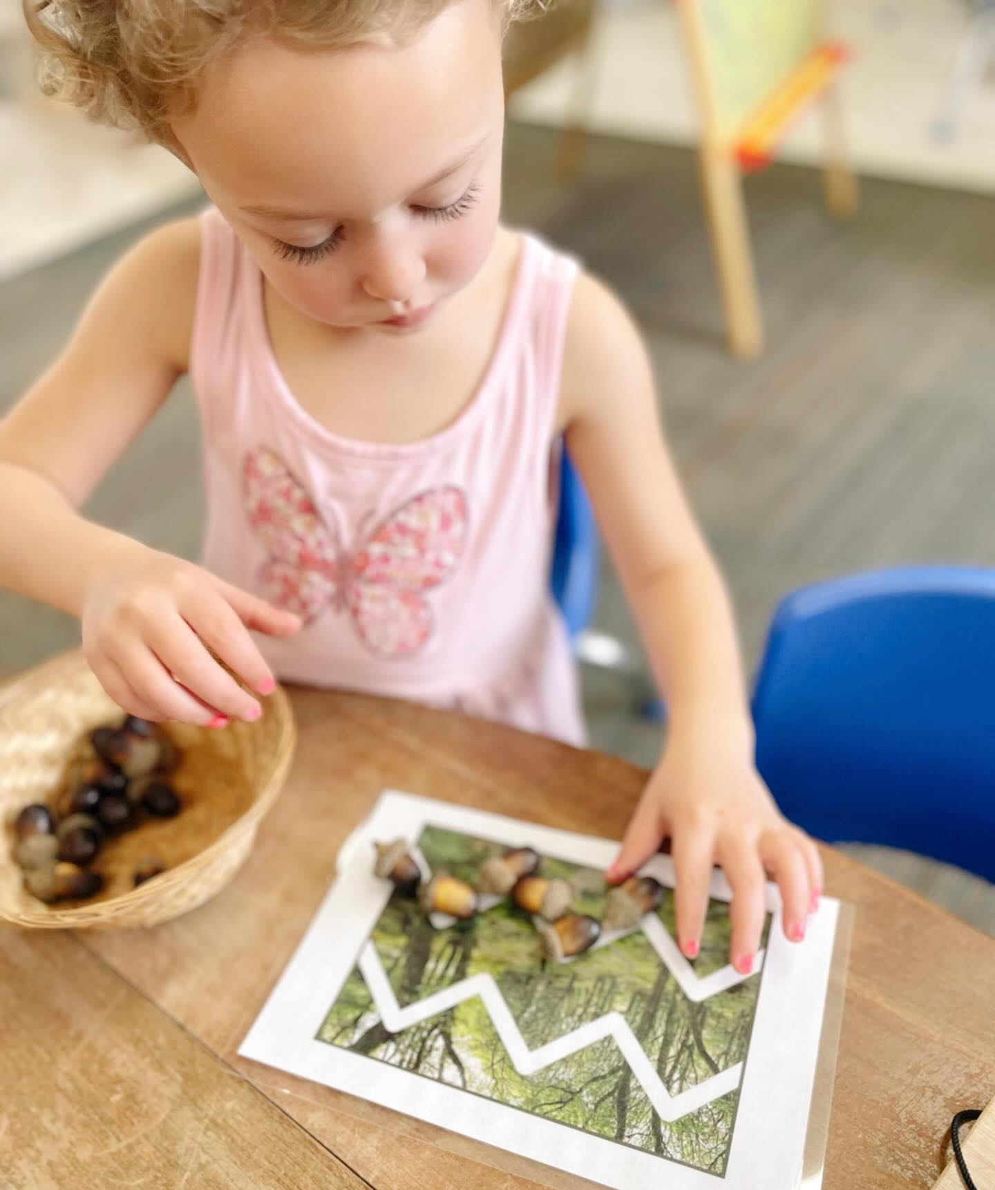 Using natural loose parts like acorns invites children to slow down, notice details, and create patterns that build early math, focus, and creativity. 🌳
When play is open-ended, children lead the learning—and the discoveries are endless. 🩵