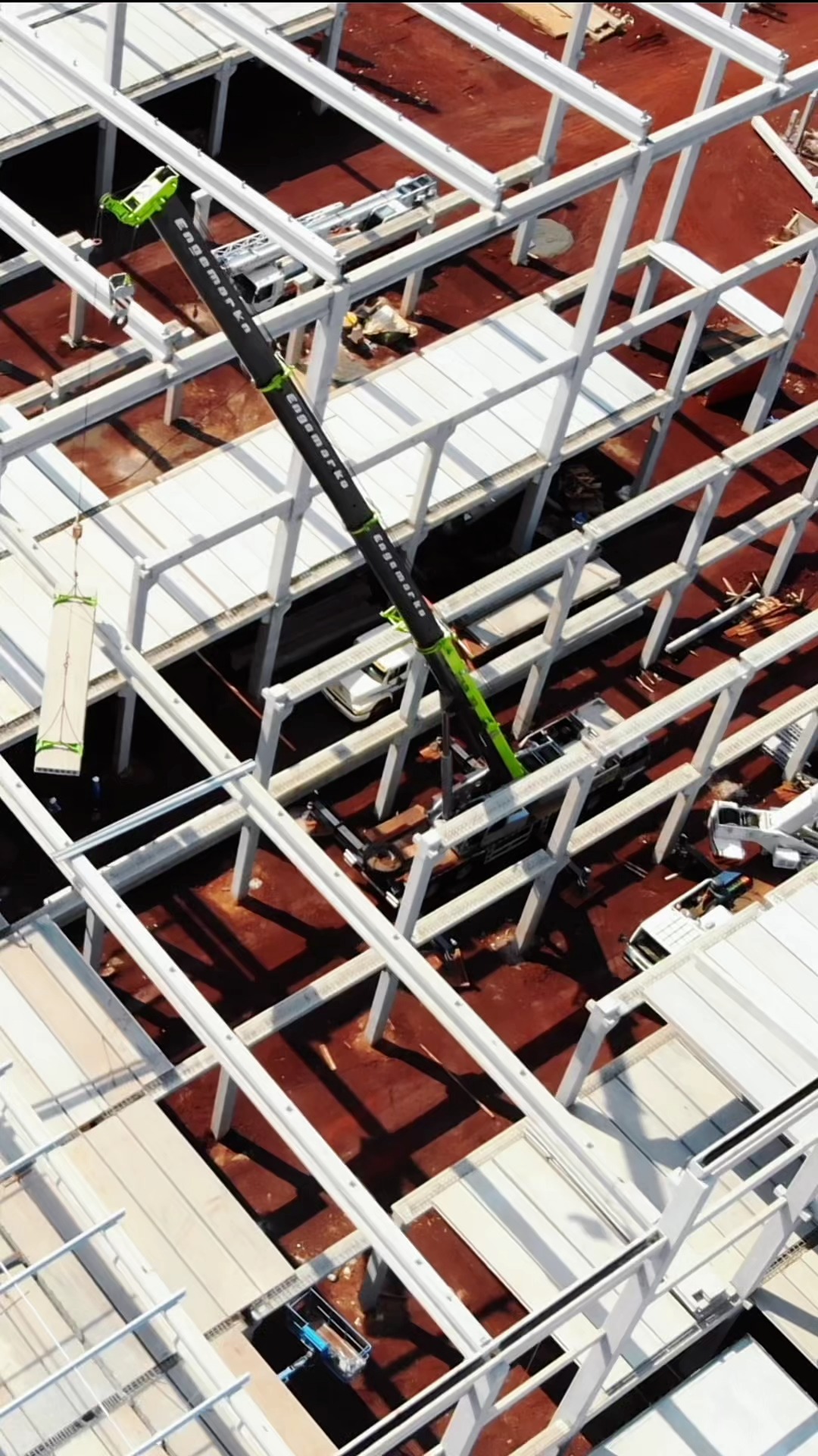 🚧 A obra segue avançando. E o futuro já começa a tomar forma.
Cada etapa revela um projeto pensado para eficiência, tecnologia e crescimento sustentável.
🏗️ Estrutura em pré-moldado e isopainéis
⚙️ 38 contêineres de equipamentos importados da Espanha
🤖 Automação, Indústria 4.0 e monitoramento em tempo real
📈 Capacidade produtiva elevada e processos integrados
Uma estrutura que nasce sólida, moderna e preparada para o amanhã.
Construindo hoje a indústria do futuro.