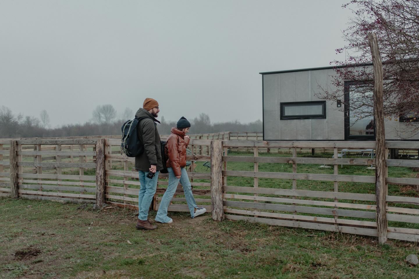 Priroda kao jedini plan.
Zima na svom najlepšem kraju.
Kafa koja se hladi dok razgovor traje.
Dvoje ljudi i vreme koje ne žuri. 🍀
Iskoristite februar za mali beg, bez plana i bez žurbe.
✨ 20% popusta uz kod BUZZOFFSKIWINTER na sve rezervacije do 01.03.