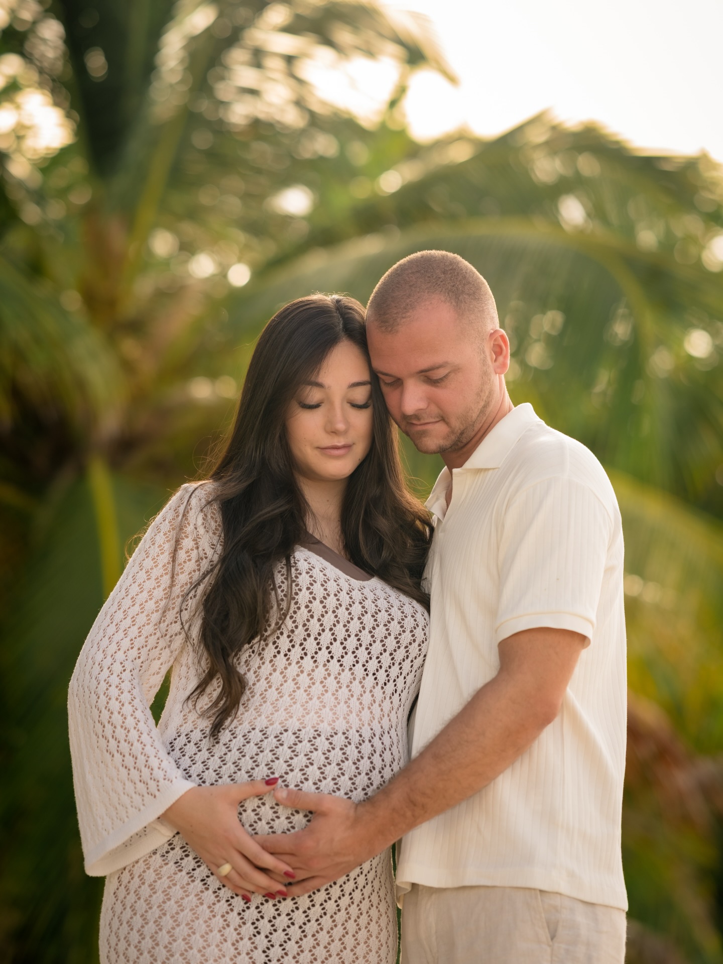 Deux cœurs, un amour…
et une vie qui grandit doucement entre eux.
Les séances maternité sont pensées pour être douces, naturelles et authentiques,
en lumière naturelle, dans des lieux qui vous ressemblent🌴
✨ Vous attendez un heureux événement ?
📩 Réservez votre séance maternité dès maintenant
(places limitées – idéalement entre le 7ᵉ et le 8ᵉ mois)
#photographemartinique #photographemarternité #photographegrossesse #martinique #grossesse