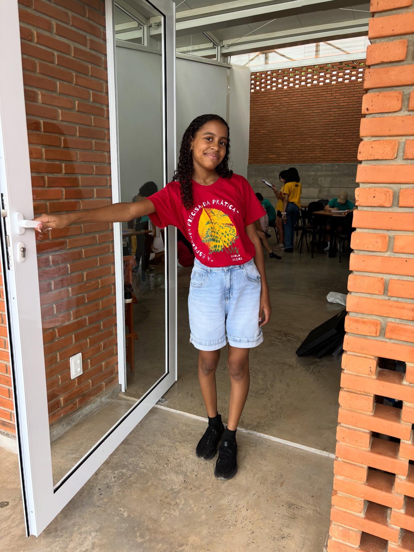 Eles chegaram. Os estudantes e suas famílias voltaram.
Neste ano, depois de dez anos de uma escola que começou em um espaço improvisado — uma área de churrasqueira —, iniciamos o ano letivo em um novo prédio. Com a parceria do @bloco_arq , em especial ao @matheusseco e Júlia Huff, recebemos os adolescentes em uma estrutura que dificilmente se pode chamar apenas de sala. Salão, galeria de arte, obra de arte — talvez tudo isso ao mesmo tempo.
Uma arquitetura pensada minuciosamente para abrigar uma escola. Uma escola que se propõe a ser horizonte para todos que chegam. Como nos ensina Paulo Freire, e como está estampado nas camisetas dos nossos uniformes, “o inédito é viável”. Seguimos sonhando e produzindo inéditos. Obrigada @_gustavostival por entregar a primeira parte da obra hoje. Sei que o desafio foi grande!