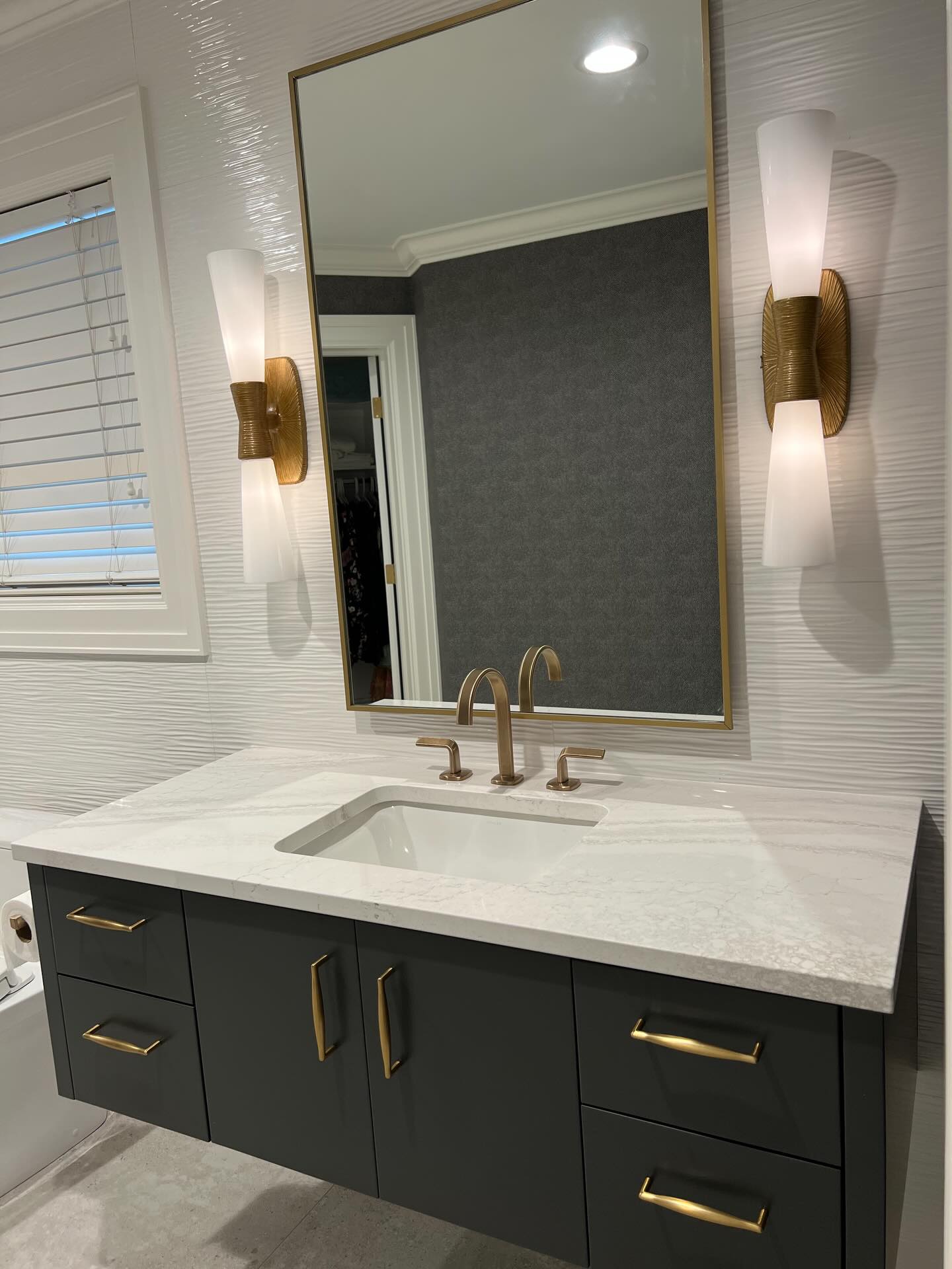 🖤🤍🖤🤍
In a classic modern bathroom, black and white is anything but flat. 3D tile meets soft veining, crisp lines are warmed by subtle lighting, and every surface plays its part. Thoughtful contrast + layered texture = a space that feels calm, elevated, and quietly luxurious.
Because when the palette is simple, the details matter most.
#ClassicModern #BlackAndWhiteBathroom #BathroomDesign #TextureInDesign #visualcomfortlighting