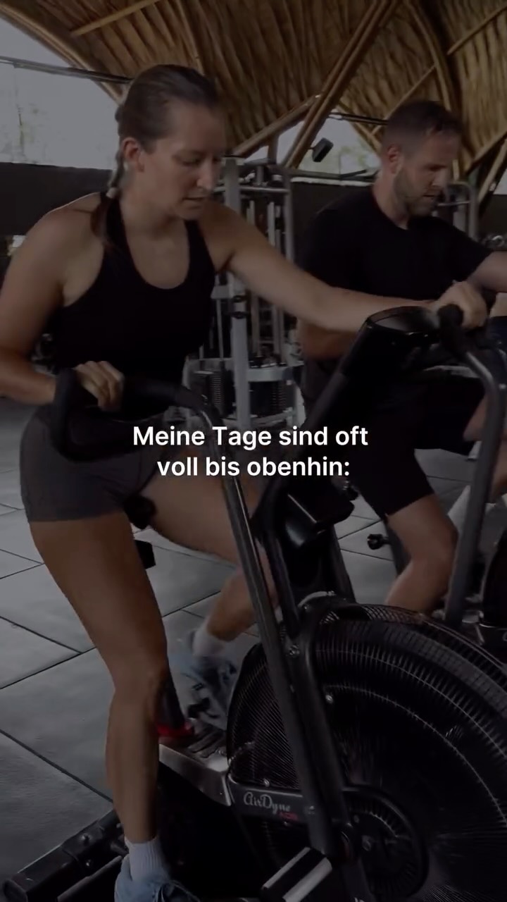 Warum ich jeden Morgen um 8 Uhr ins Crossfit gehe (auch wenn mein Kopf platzen könnte und ich keine Lust habe)
Tagsüber jongliere ich mehr Themen als mir manchmal lieb ist:
🎥 Content schneiden
📞 Strategie-Calls
📚 Indonesisch-Unterricht
📊 Accounting
👥 Mitarbeiterthemen
🏡 Gäste mit spontanen Problemen
Klingt nach viel? Ist es auch. Und genau deshalb starte ich mit Bewegung.
Sport ist meine mentale Reset-Taste.
Nach dem Training bin ich fokussierter, klarer im Kopf, emotional stabiler und ganz ehrlich: Ich fühle mich in meinem Körper einfach wohler.
👉 Diese Ausstrahlung hilft mir im Business.
👉 Diese Disziplin zieht sich durch meinen Tag.
👉 Diese Energie ist mein Wettbewerbsvorteil.
Sport ist nicht nur Ausgleich. Sport ist Teil meiner Unternehmerstrategie.
Ich glaube fest daran: Wenn du selbst nicht in Balance bist, kannst du auch kein Business in Balance führen.
Deshalb steht Crossfit bei mir im Kalender - genau wie Kundenmeetings oder Calls.
Es ist kein „Nice to have“. Es ist mein Fundament.
Wie hältst du dich im Alltag mental & körperlich fit?