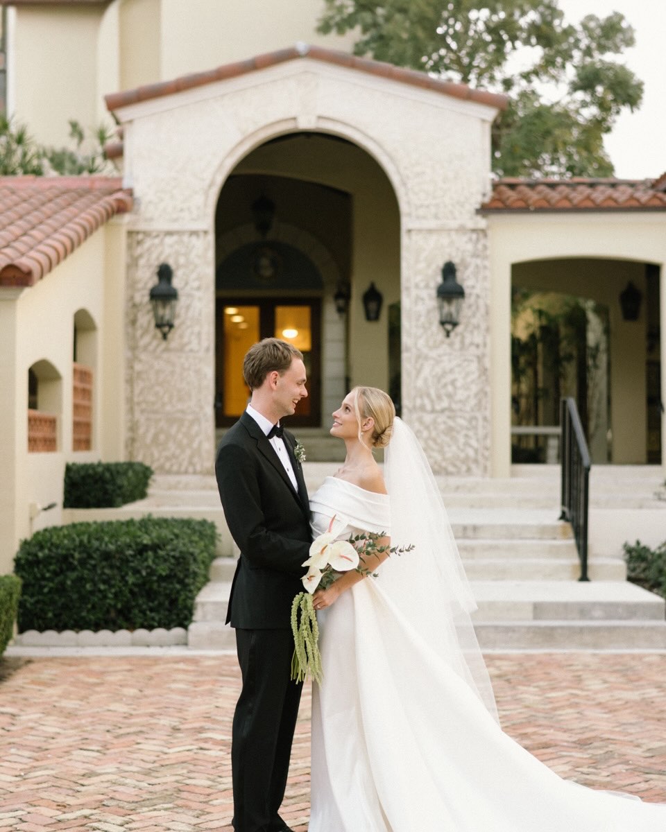 Mary & Olaf - 2.1.25: One year married, forever enchanted. A love that began in white roses and candlelight—soft baby’s breath and timeless details. Celebrating Mary & Olaf’s first anniversary, where classic elegance met heartfelt devotion 🤍
•
•
•
•Venue: @theriviercca
•Florals: @fictionevents
•Photographer: @katielopezphoto
•Music: @tropics.entertainment | @extasyband
•Videography: @sendereyvideo
•Party: @kwab_o | @miami_tobacco_traders
•Bride’s Hair, Makeup & Glam: @brazil.raine | @anvbridalvalet
•Cake: @eddascakedesign
•Photobooth: @capturepod
•Church: @saintphilipsepiscopalschool
#miamiwedding #miamiweddingplanner #luxurymiamiwedding #southfloridaweddingplanner #luxuryweddings