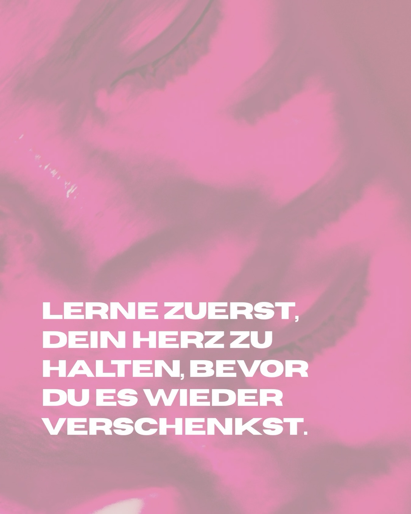 Lerne zuerst, dein Herz zu halten,
bevor du es wieder verschenkst.
Denn was du in dir trägst, ist nicht zerbrechlich –
es ist heilig.
Dein Herz sehnt sich nicht nach Rettung.
Es sehnt sich nach dir.
Nach deiner Nähe. Deiner Klarheit. Deiner Kraft.
Vielleicht ist genau das der Anfang:
Dich selbst so zu lieben,
wie du es dir immer vom Außen gewünscht hast.
Die Kristallbilder entstehen genau in diesem Moment –
wo du nicht suchst, sondern bist.