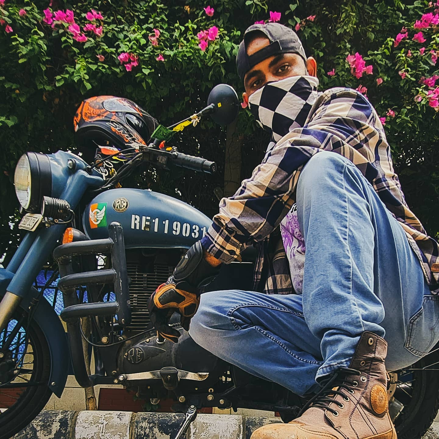 Whether you're @behindthecameraguy or one that likes to be in front of the camera, our #Bangkerchiefs make sure you look the part. 🤘🏻
Get yours now. (Link in bio)
P.S. - You get a discount when you buy all six. Check them out.
#vintageclothing #vintageapparel #whyweride #whywedrive #scarf #bandana #bikers #bikerapparel #motorheadlifestyle #motorheadscollective #thebestornothing #style #statement #getnoticed #raceday #checkeredflag