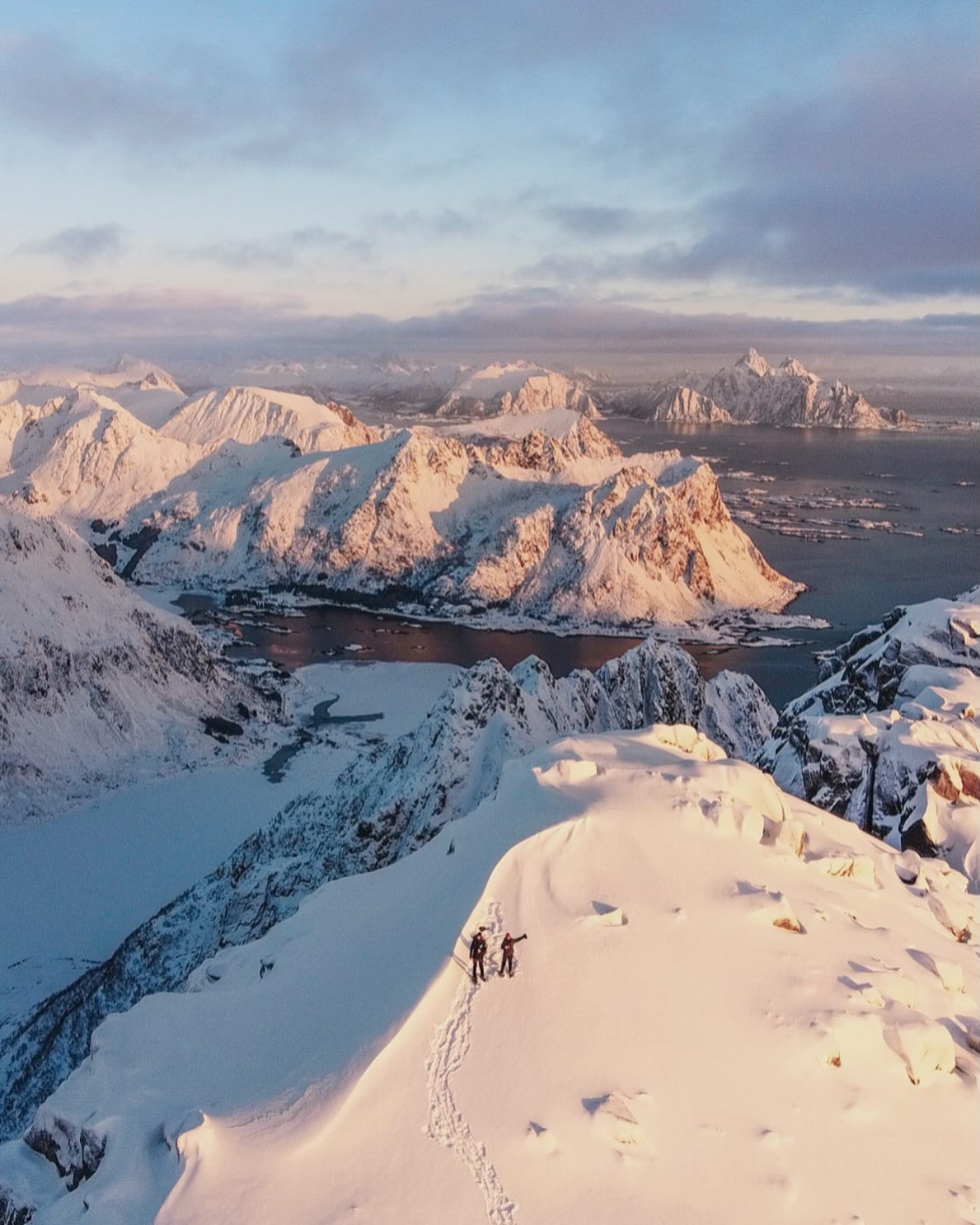 Snowshoe hike to the highest summit of Vestvågøy in Lofoten Islands ❄️🏔️
We reached the summit of Justadtinden a few days ago on snowshoes, moving through changing light, deep snow and wide open views over the fjords.
This is one of those places where the landscape constantly shifts from soft pastel skies to golden tones, reminding us how magic the Lofoten Islands are in the coldest season.