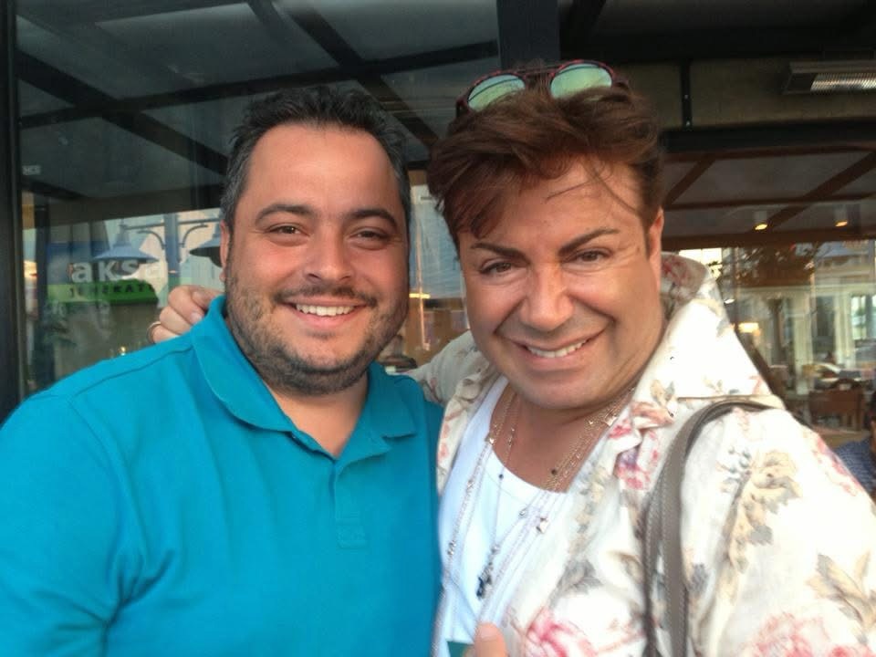 2013 yılında, Fatih Ürek ile ilk kez tanıştığımız andan bir kare.
Yıllar sonra 2018 Avustralya turnesinde birlikte geçirdiğimiz unutulmaz zamanlar, benim için tarifsiz bir ayrıcalıktı. Sahnedeki güçlü duruşunun ve büyük sesinin arkasında, son derece mütevazı, içten ve sıcak bir insan vardı. Işıklar söndüğünde de değişmeyen, gerçek bir karakter…
Paylaşılan kahkahalar, anılar ve dostluklar hep benimle kalacak.
Huzur içinde uyu Fatih Ürek 🤍