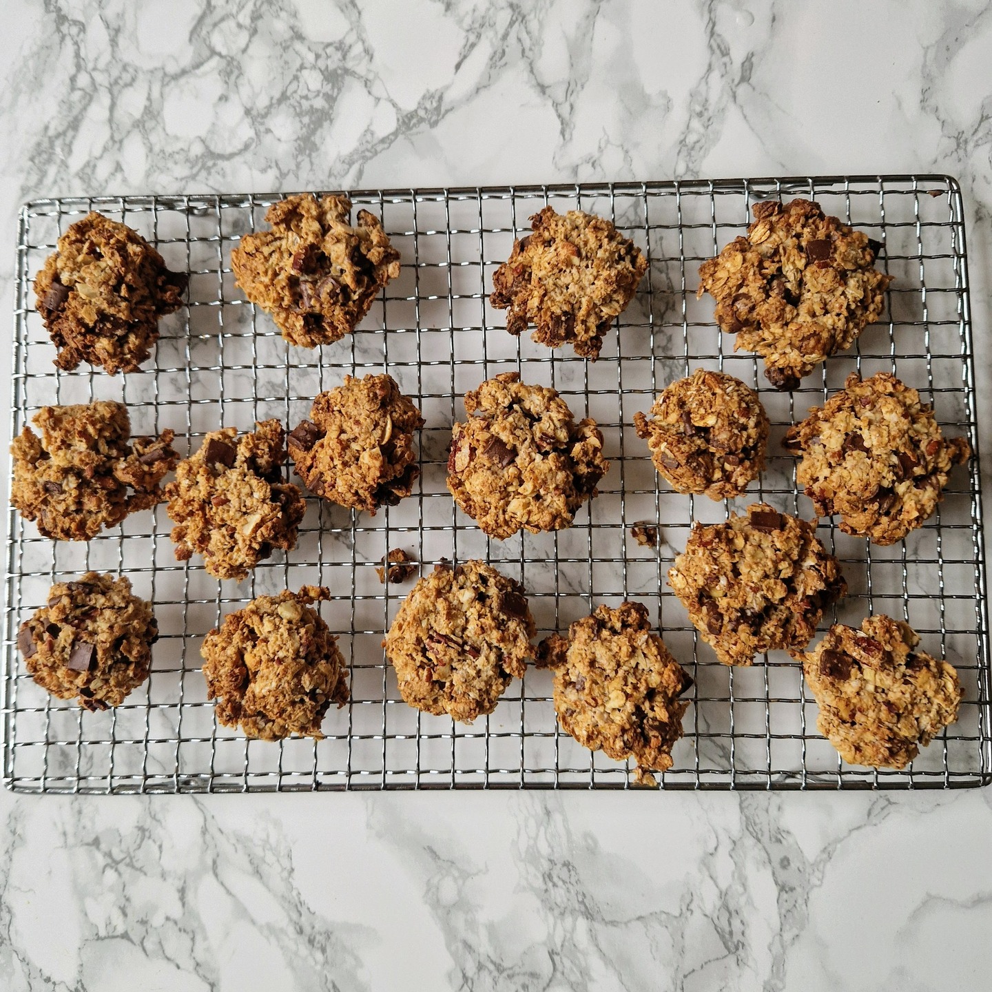 6 Ingredient Chocolate Cookies 🍫🍪
These chocolate cookies are made with just six ingredients. They are vegan and gluten free. They are also an excellent source of fibre and plant protein to keep you fuller for longer.
Ingredients (Makes 10 cookies)
🥜 200 g mixed nuts, finely chopped (I used pecans, cashews & almonds)
🌾 180 g organic rolled oats
🍫 100 g dark chocolate chips
🥥 I X 210 g can of condensed coconut milk ( I used Biona)
🌰 60 g almond butter (¼ cup)
🌼 1 tsp vanilla extract
Method
1️⃣ Preheat oven to 180°C (fan 160°C) and line a baking tray.
2️⃣ Add all ingredients to a large bowl.
3️⃣ Mix well until fully combined and sticky.
4️⃣ Scoop and press firmly into cookie shapes (they won’t spread).
5️⃣ Bake for 15 minutes, until lightly golden.
6️⃣ Enjoy 🍪
#vegancookies #veganfood #glutenfreebaking